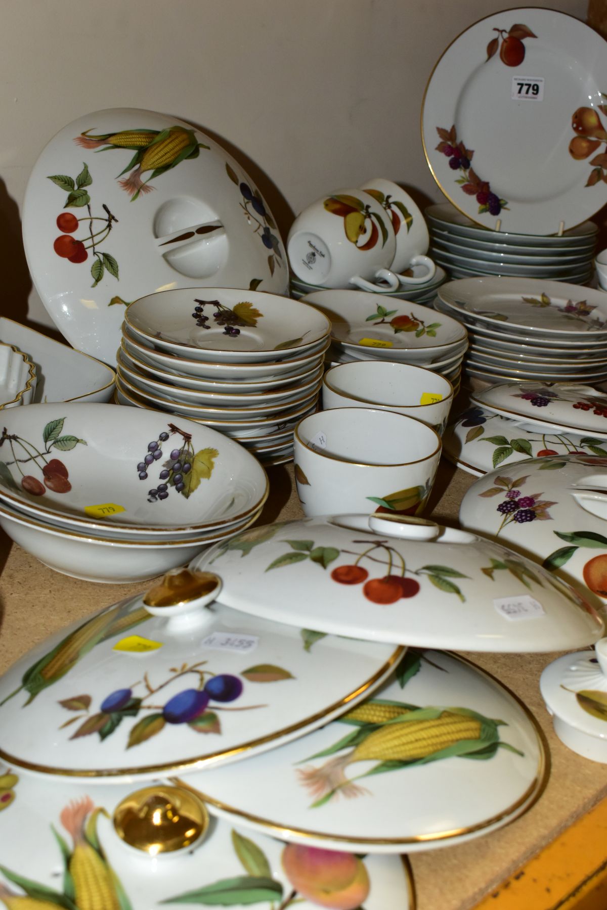 SEVENTY TWO PIECES OF ROYAL WORCESTER EVESHAM AND EVESHAM VALE DINNER WARES, comprising two flan - Image 10 of 10