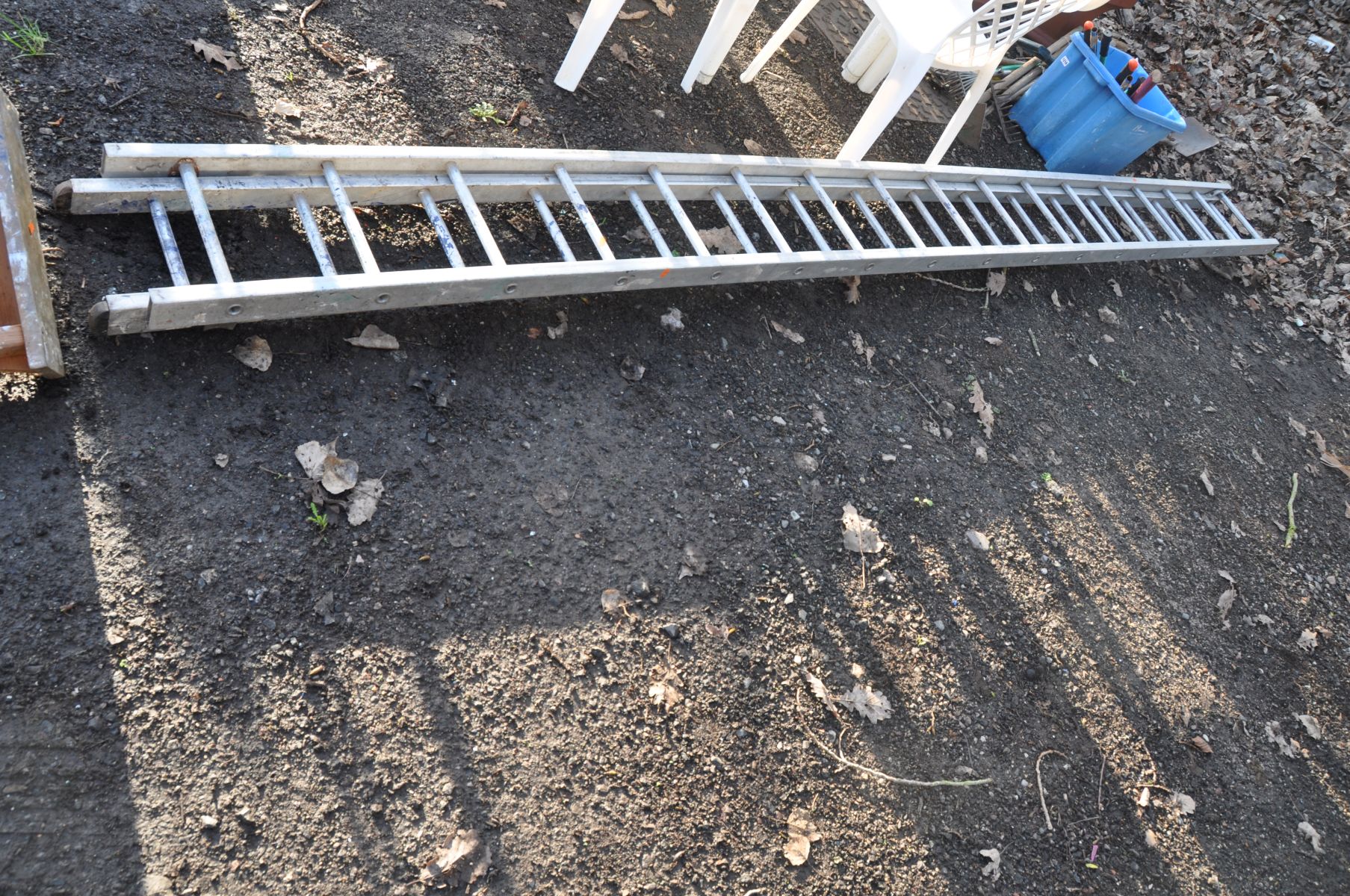 AN ALUMINIUM DOUBLE EXTENSION LADDER each 400cm section has 17 rungs