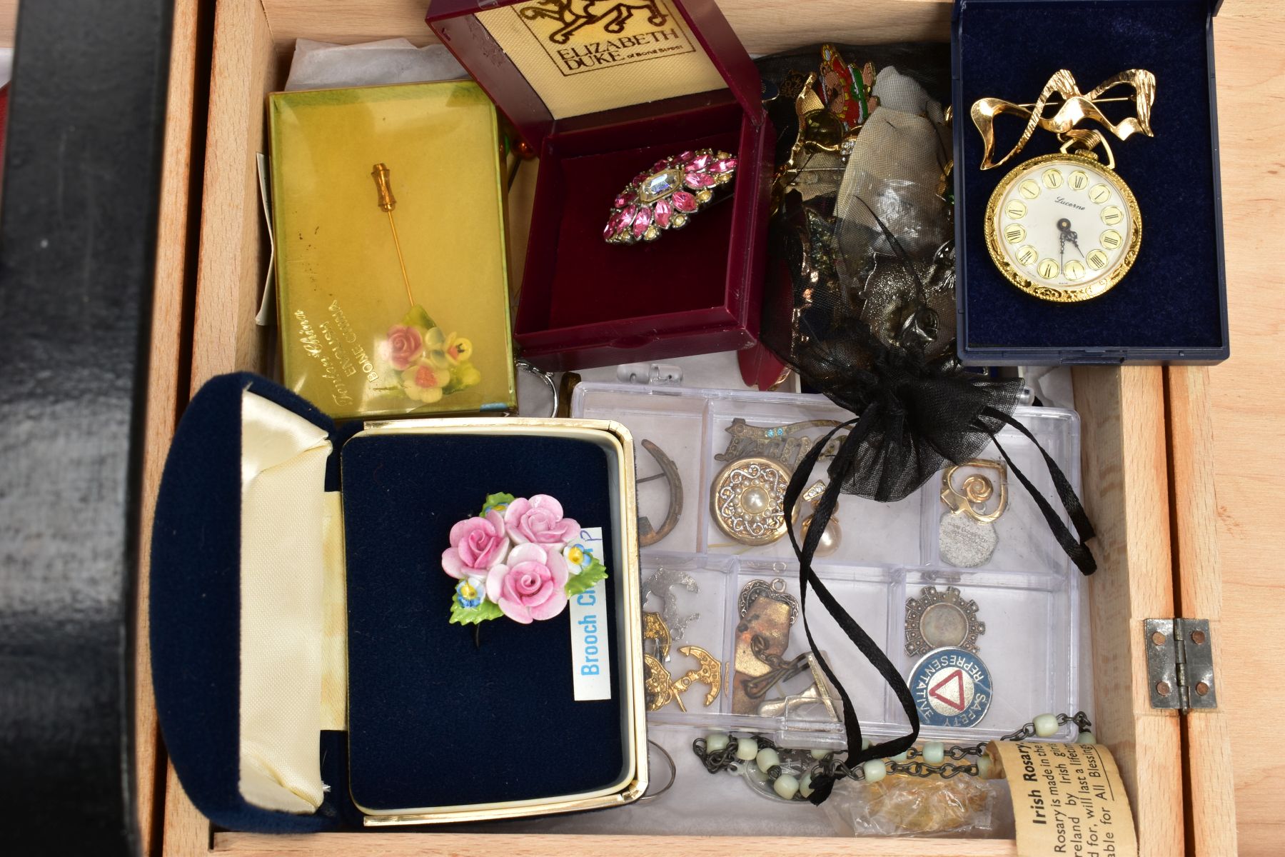 A SELECTION OF COSTUME JEWELLERY AND STORAGE CASE, a wooden extending storage case consisting of - Image 4 of 7