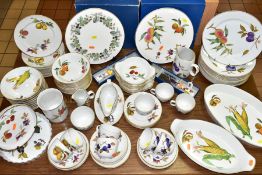 AN EIGHTY SIX PIECE ROYAL WORCESTER EVESHAM DINNER SERVICE ETC, comprising a boxed cake plate, a