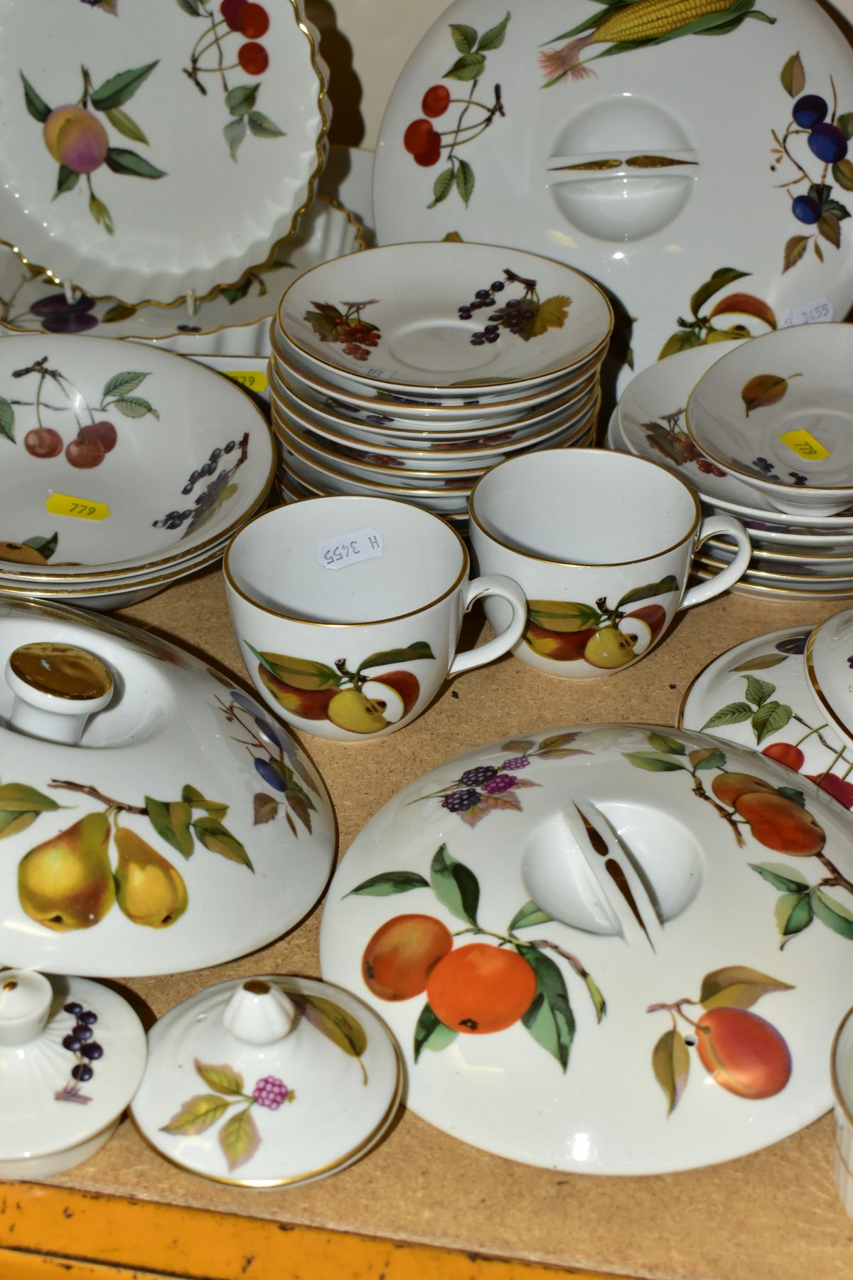 SEVENTY TWO PIECES OF ROYAL WORCESTER EVESHAM AND EVESHAM VALE DINNER WARES, comprising two flan - Image 4 of 10