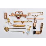 AN ASSORTMENT OF 9CT GOLD AND YELLOW METAL JEWELLERY, to include a rose gold T-bar, hallmarked 9ct