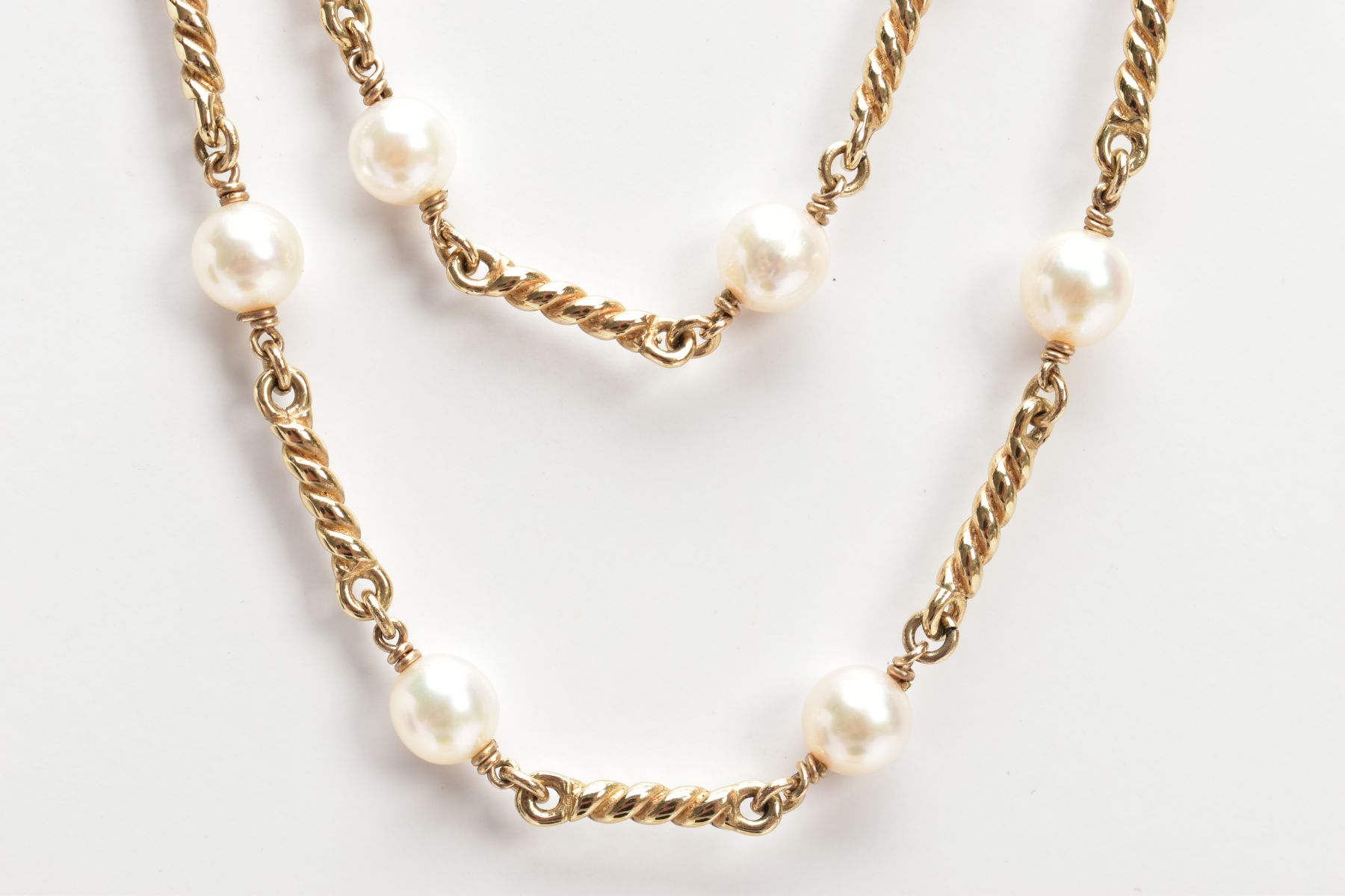 A 9CT GOLD CULTURED PEARL NECKLACE, twenty three white cultured pearls, each pearl approximately - Image 6 of 6