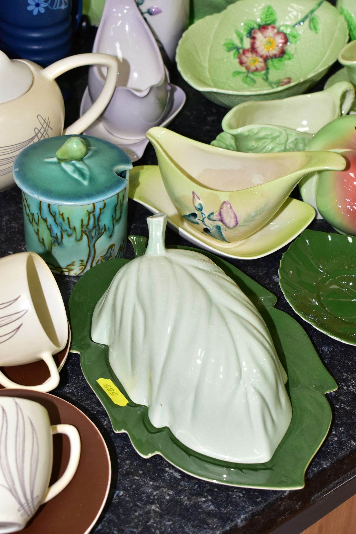 A GROUP OF CARLTON WARE CERAMICS, to include a seventeen piece tea set in Windswept pattern ( - Image 5 of 15