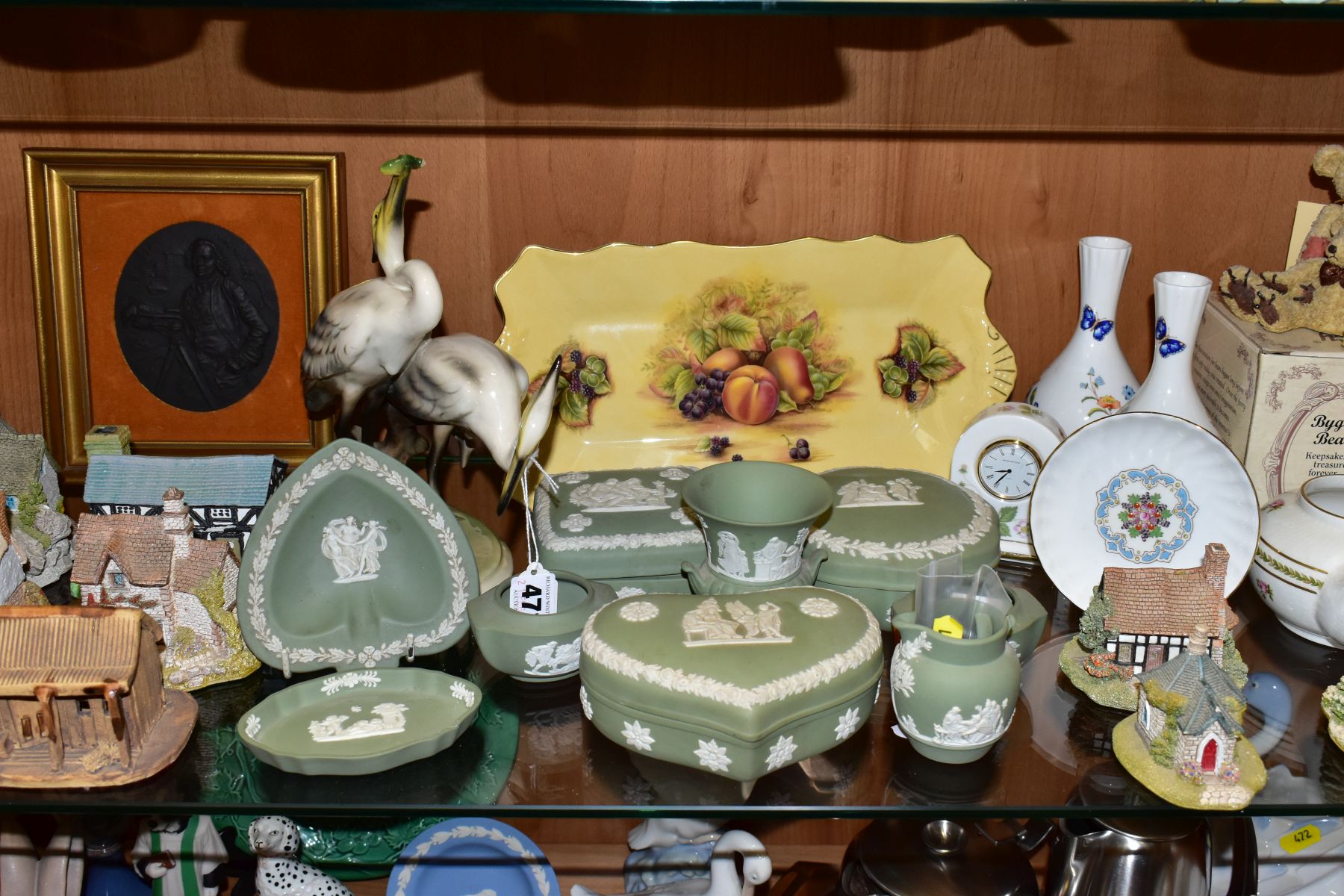 A GROUP OF ASSORTED CERAMICS TO INCLUDE A KERAMOS AUSTRIA FIGURE GROUP OF TWO HERONS, HEIGHT 23CM,
