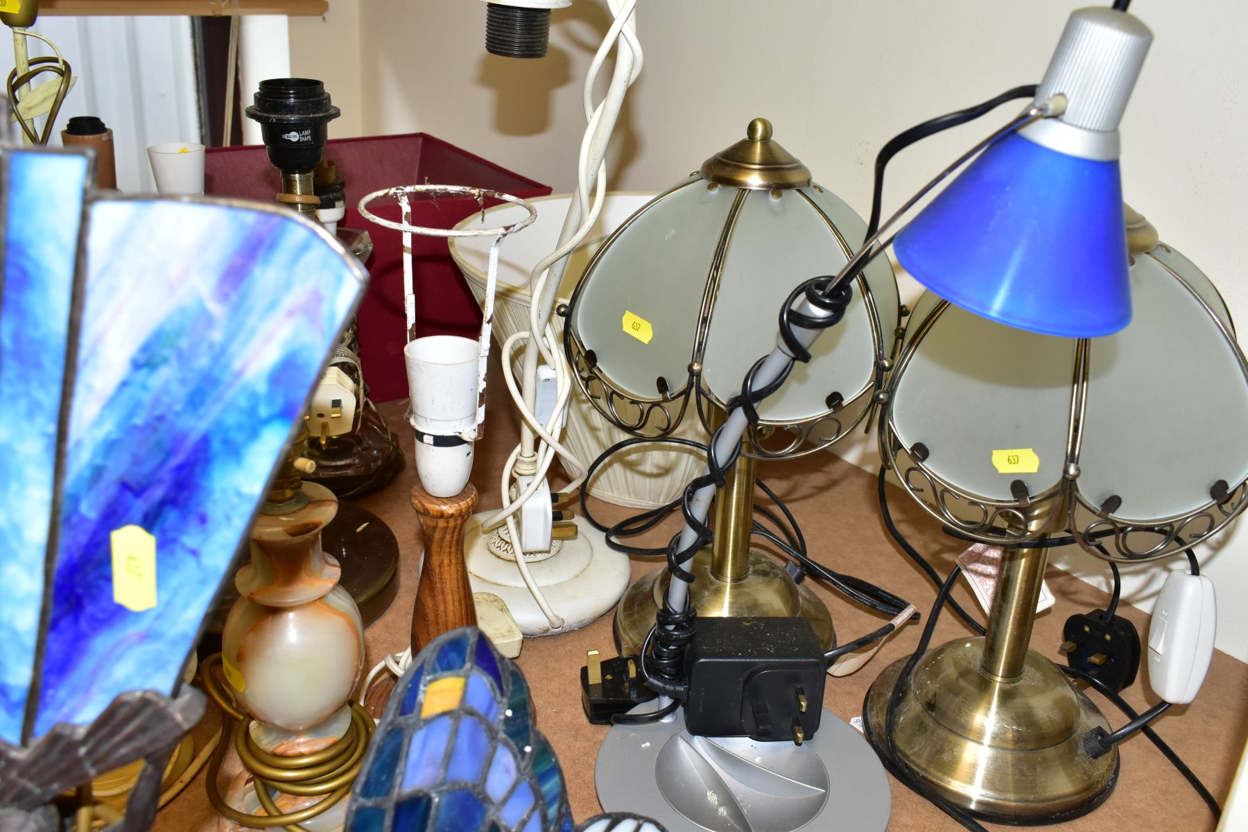 TWENTY ONE TABLE AND DESK LAMPS ETC, to include a boxed Tiffany touch lamp, art deco style butterfly - Image 10 of 10