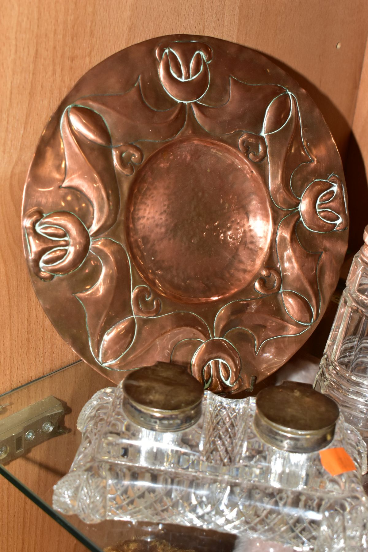 A GROUP OF LATE 19TH AND 20TH CENTURY METALWARE AND GLASSWARE, comprising an Arts & Crafts style - Image 7 of 13