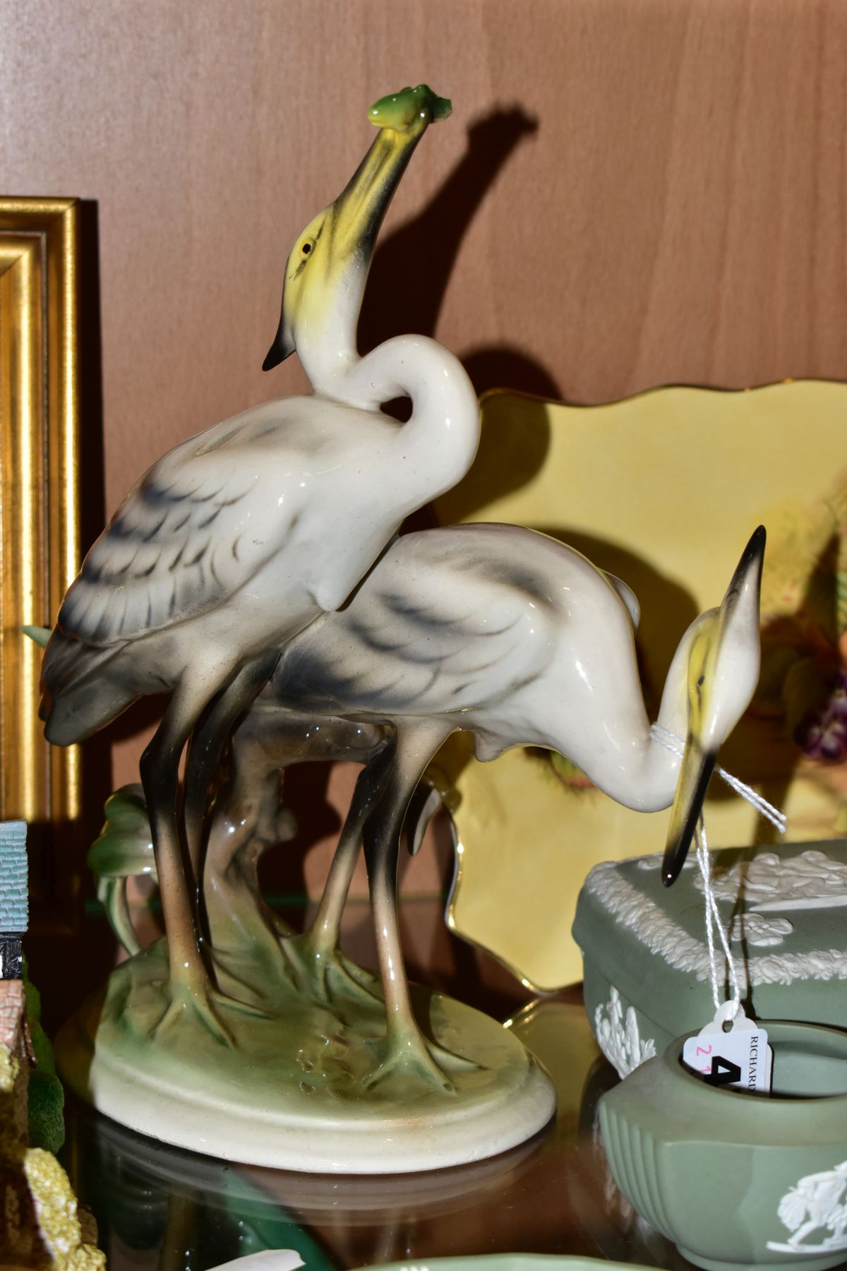 A GROUP OF ASSORTED CERAMICS TO INCLUDE A KERAMOS AUSTRIA FIGURE GROUP OF TWO HERONS, HEIGHT 23CM, - Image 15 of 17