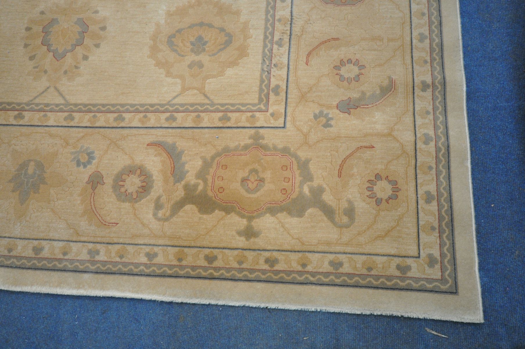 A LARGE GOLD UPHOLSTERED CARPET SQUARE, 366cm x 274cm (condition:-stain to centre of rug) - Image 3 of 5
