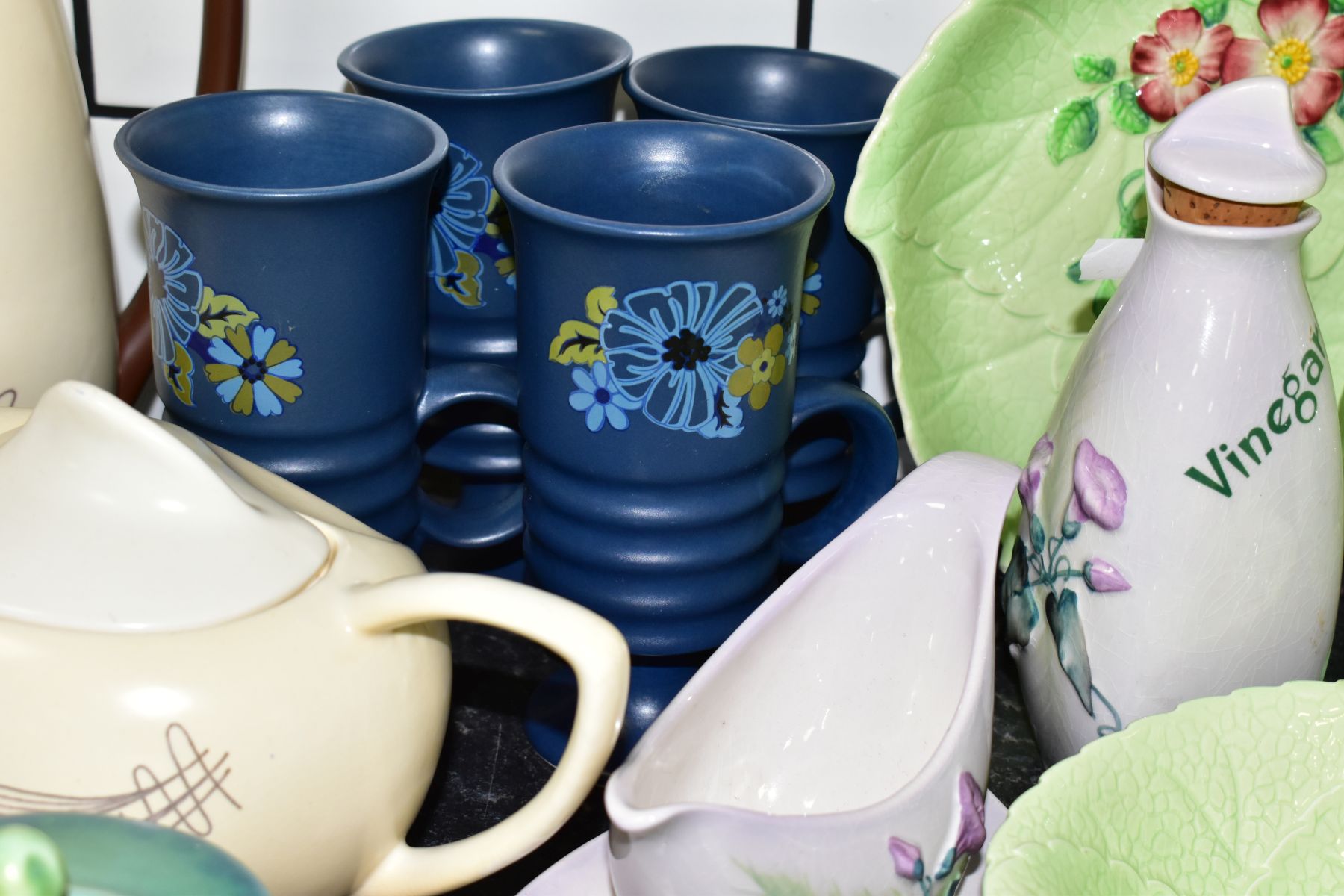 A GROUP OF CARLTON WARE CERAMICS, to include a seventeen piece tea set in Windswept pattern ( - Image 11 of 15