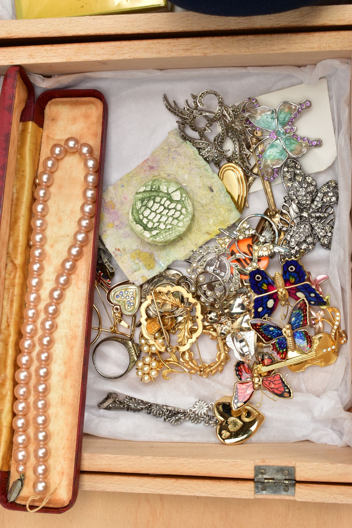 A SELECTION OF COSTUME JEWELLERY AND STORAGE CASE, a wooden extending storage case consisting of - Image 3 of 7