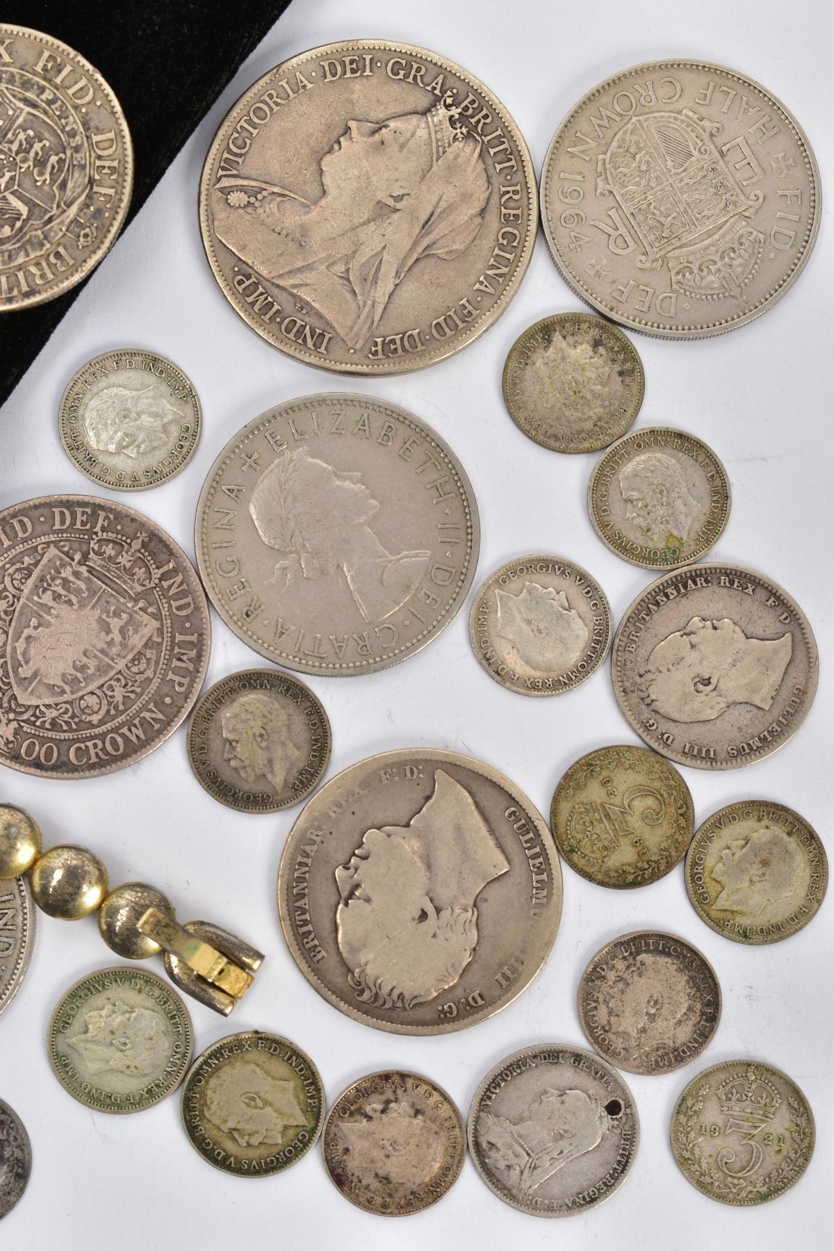 A SMALL AMOUNT OF COINS AND COSTUME JEWELLERY, to include Victoria Half Crown, double Florin, half - Bild 2 aus 7