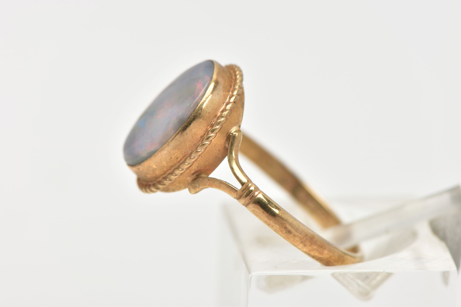 A 9CT GOLD OPAL RING, of an oval design, set with an opal cabochon, displaying blue and red play - Image 2 of 4