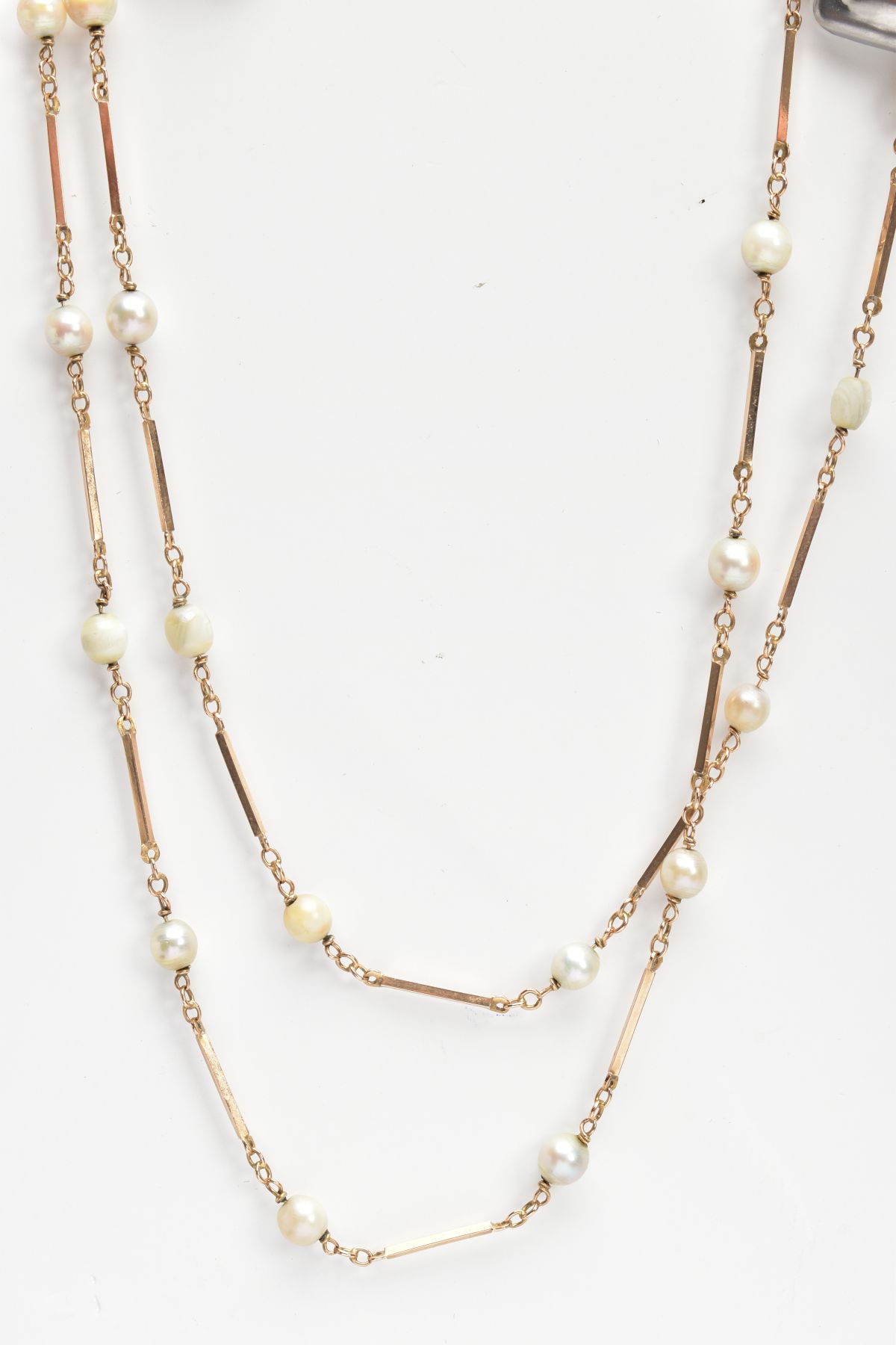 A YELLOW METAL CULTURED PEARL NECKLACE, a cultured pearl necklace interspaced with yellow metal - Image 3 of 4