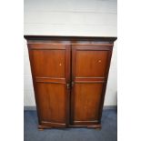 AN EARLY 20TH CENTURY MAHOGANY DOUBLE DOOR GENTLEMANS WARDROBE, the interior fitted out with