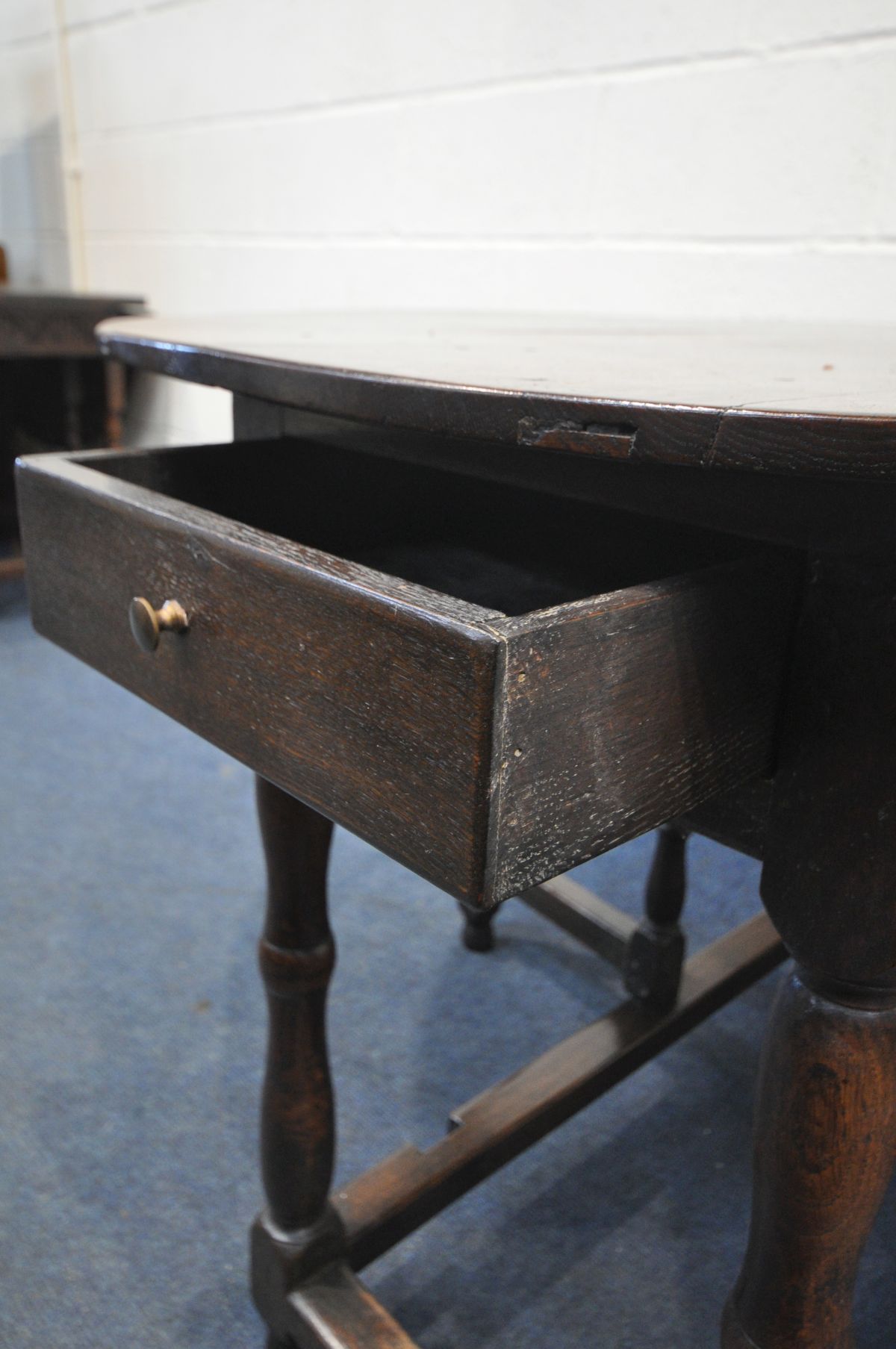 AN 18TH CENTURY JOINT OAK OVAL TOP GATE LEG TABLE, with two drawers, on block and turned legs united - Image 4 of 4