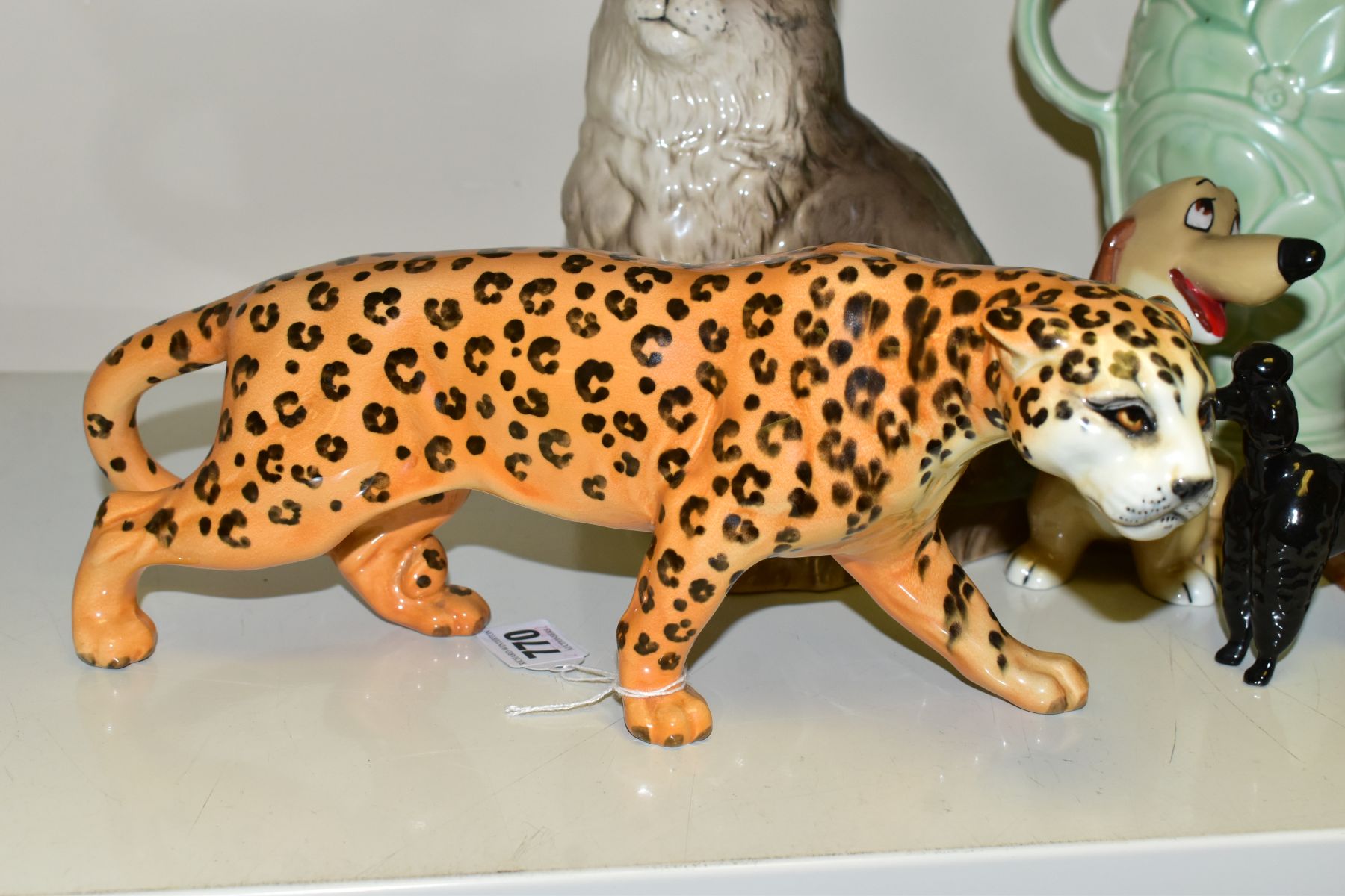 A GROUP OF CERAMIC ORNAMENTS, eight pieces comprising a Beswick Leopard no 1082, height 12cm, a - Image 5 of 10