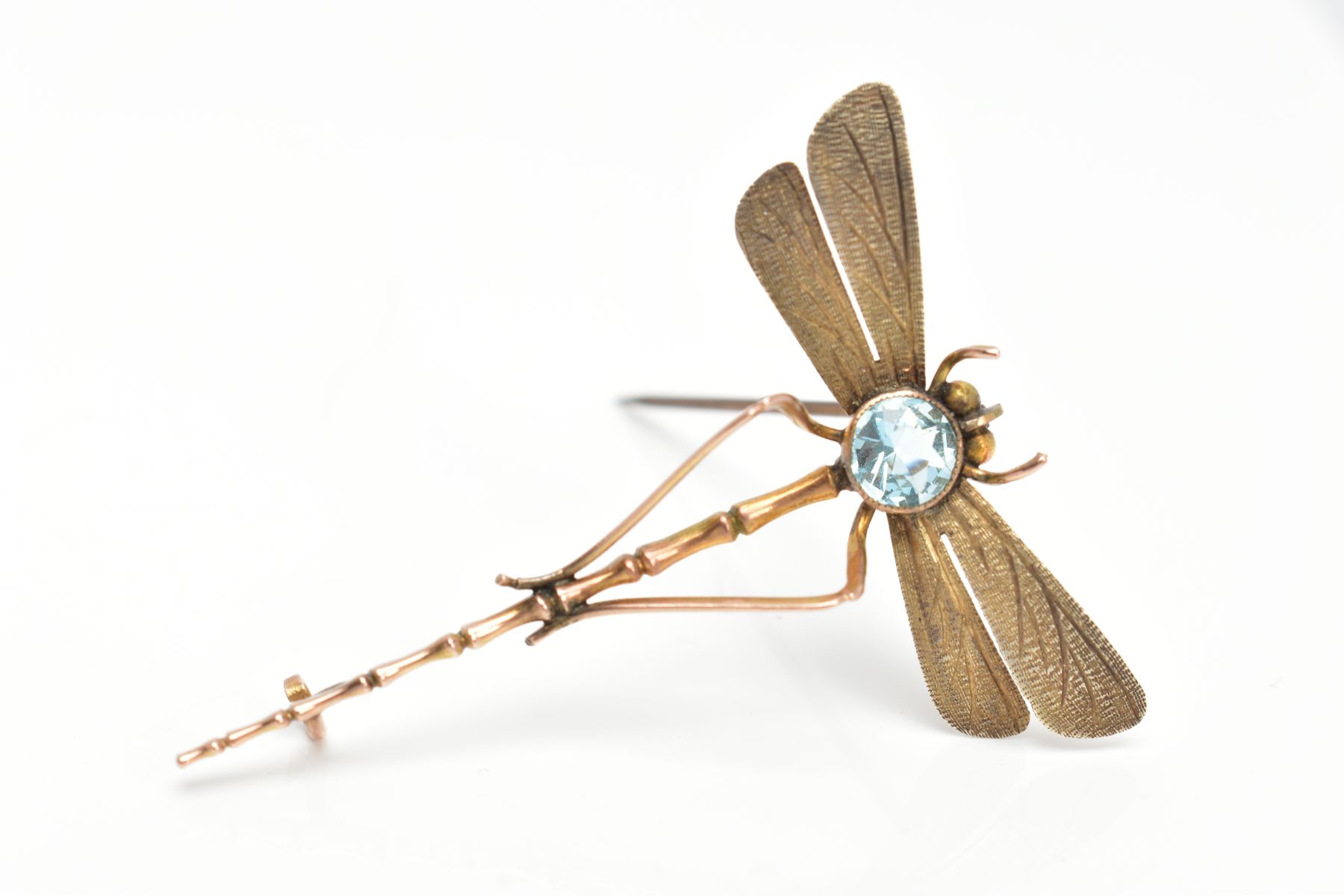 AN EARLY 20TH CENTURY YELLOW METAL DRAGONFLY BROOCH, set with a circular cut blue paste in a