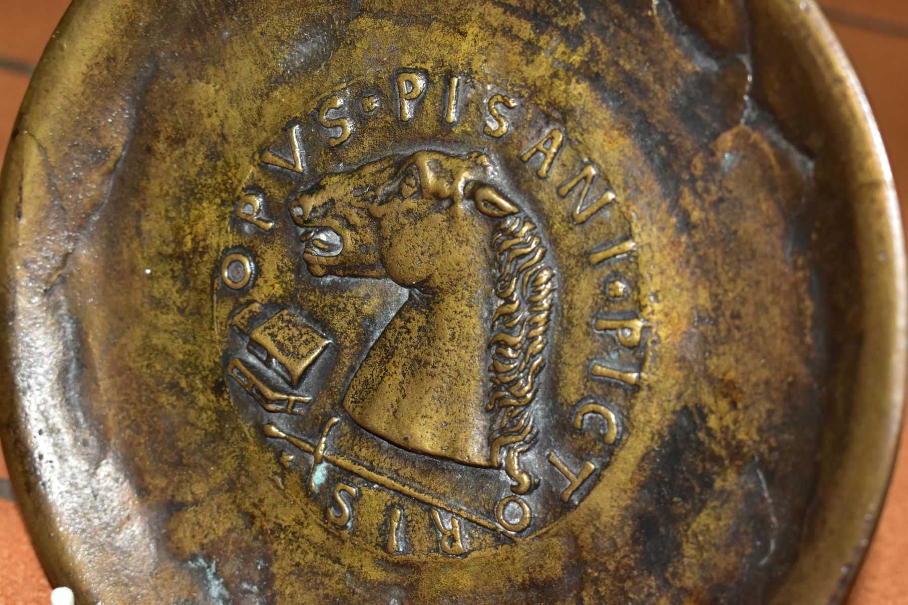 A MODERN BRONZE PLATE, after Pisanello/Pisano, the central motif depicting a horse's head, books and - Image 4 of 5