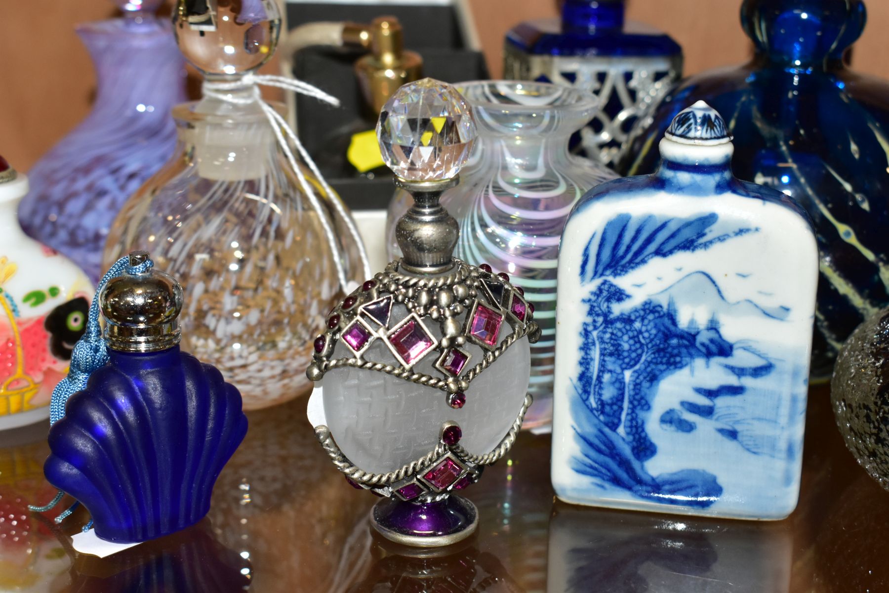 A COLLECTION OF MODERN GLASSWARE, ETC, primarily decorative scent bottles, including a Mdina - Image 5 of 14