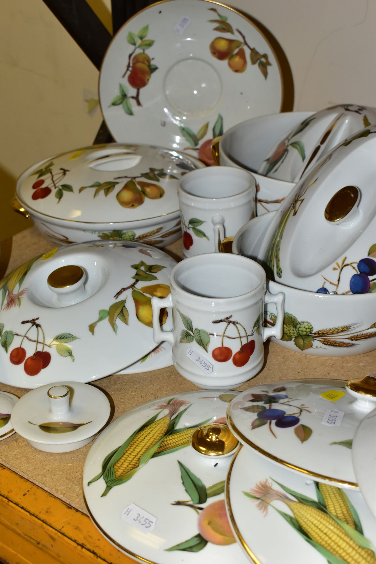 SEVENTY TWO PIECES OF ROYAL WORCESTER EVESHAM AND EVESHAM VALE DINNER WARES, comprising two flan - Image 5 of 10