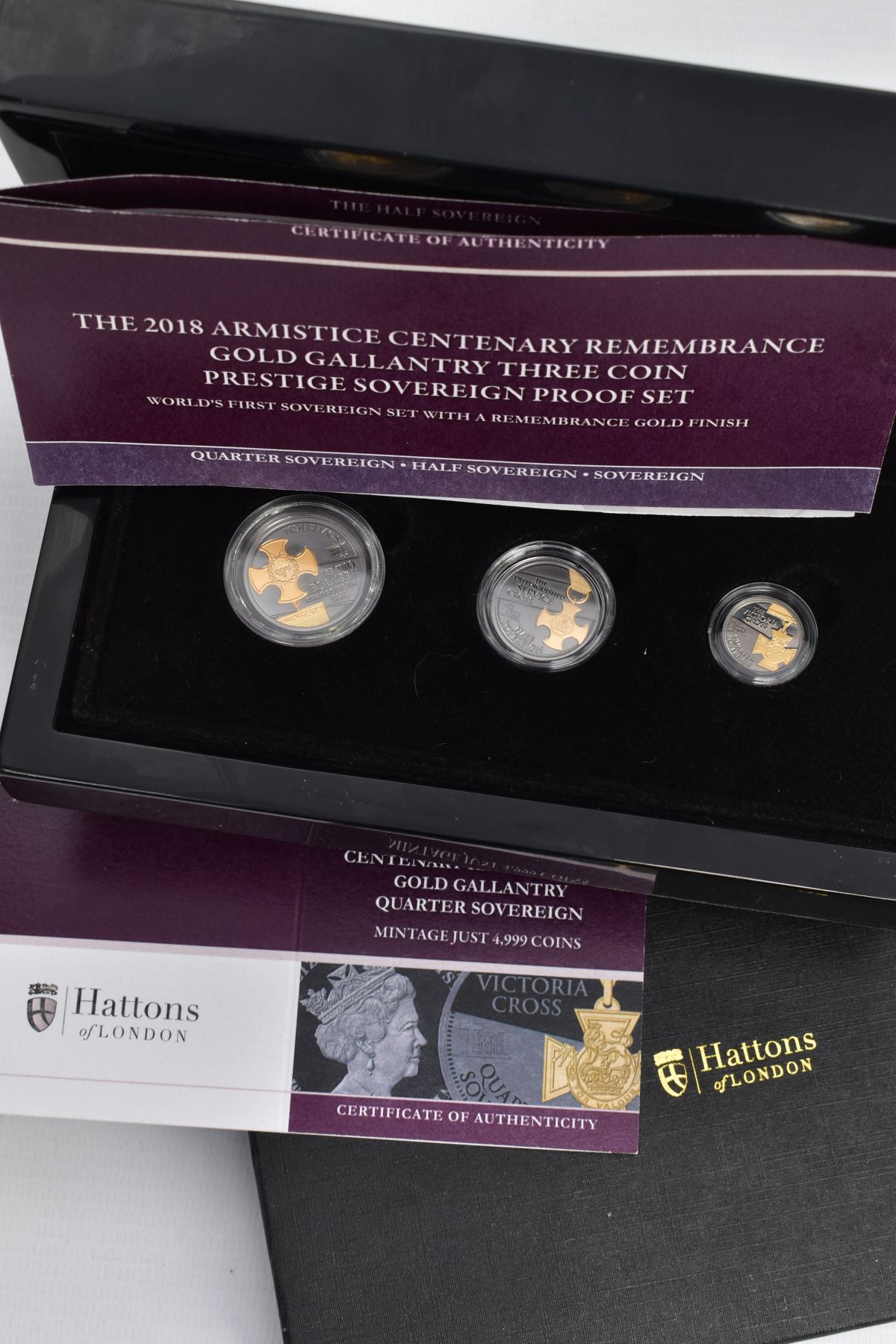 A HATTONS OF LONDON 2018 ARMISTICE CENTENARY REMEMBRANCE GOLD GALLANTRY THREE COIN SOVEREIGN PROOF