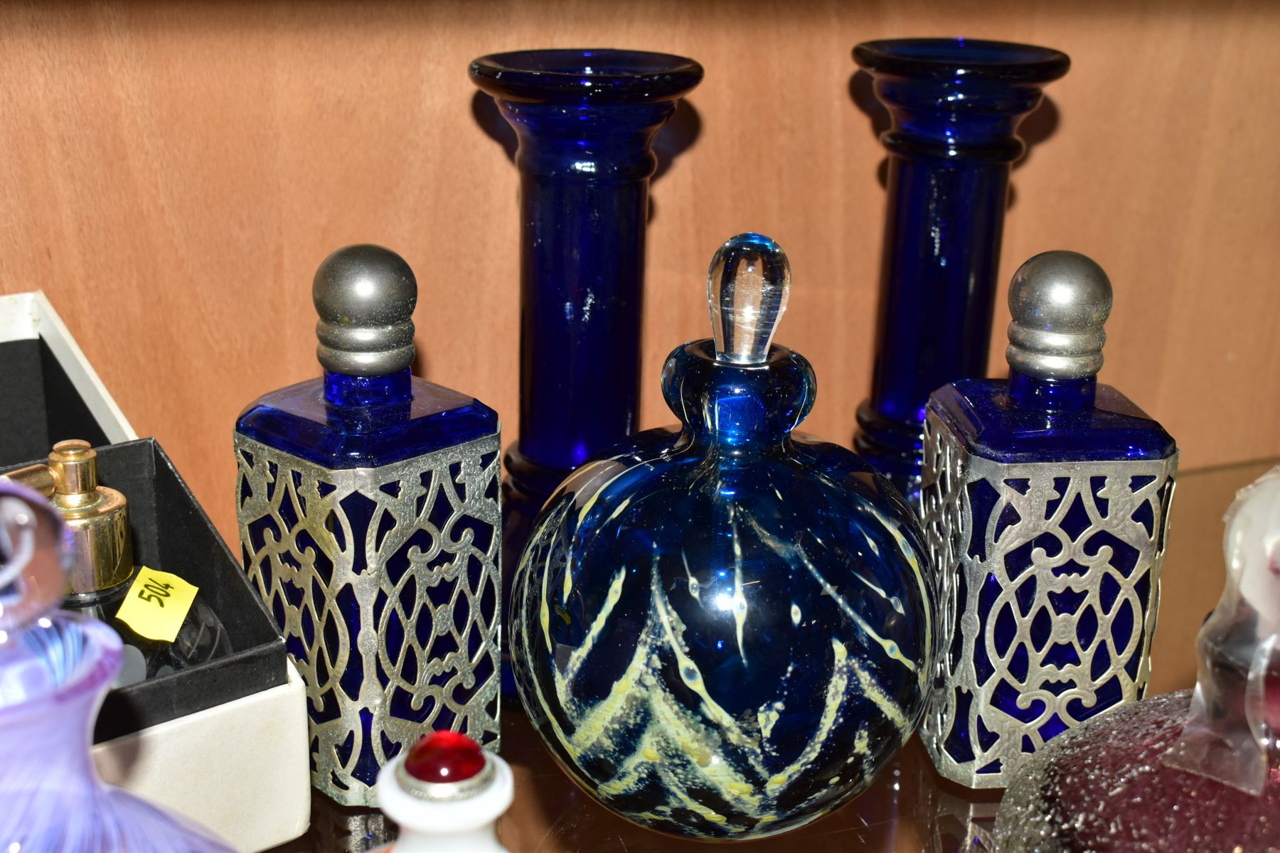 A COLLECTION OF MODERN GLASSWARE, ETC, primarily decorative scent bottles, including a Mdina - Image 13 of 14