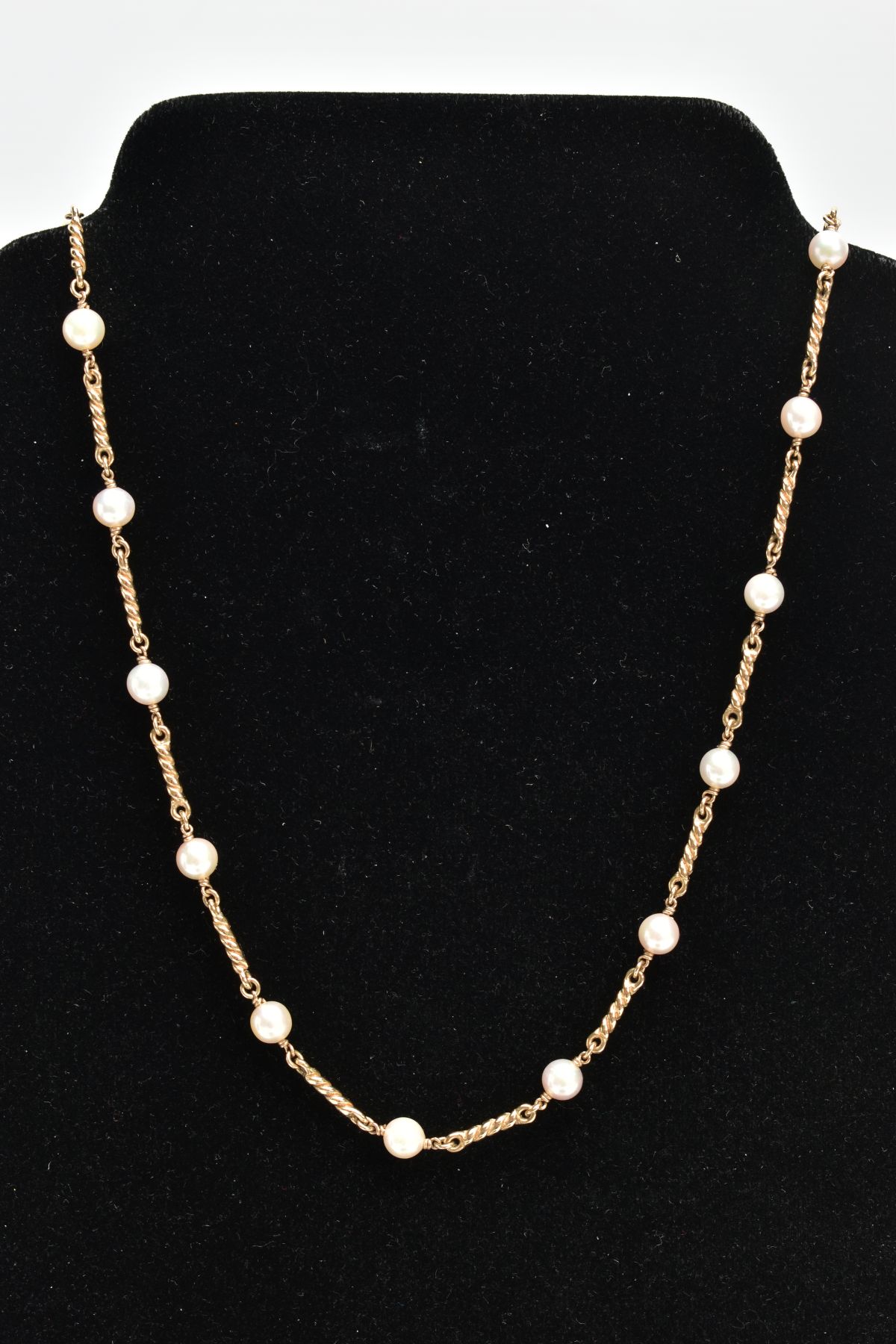 A 9CT GOLD CULTURED PEARL NECKLACE, twenty three white cultured pearls, each pearl approximately - Image 4 of 6