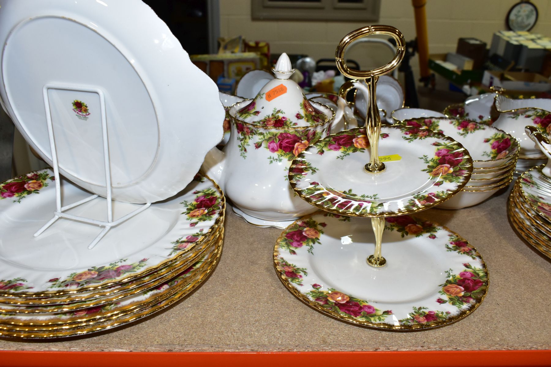 A FIFTY PIECE ROYAL ALBERT OLD COUNTRY ROSES DINNER SERVICE, comprising a teapot, a sugar bowl, a - Image 11 of 12