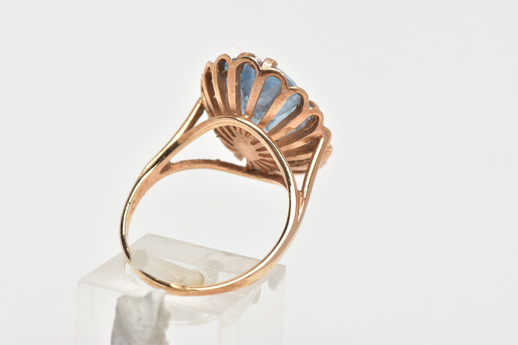 A TOPAZ DRESS RING, a large oval cut blue stone assessed as topaz, approximate length 17mm, - Image 3 of 4