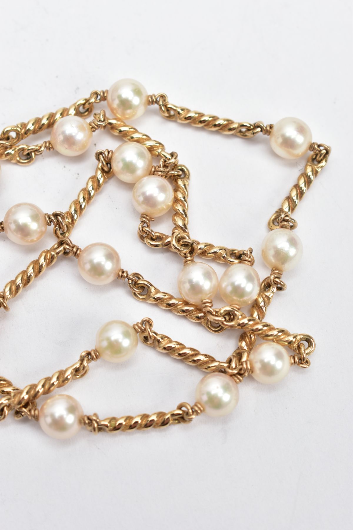 A 9CT GOLD CULTURED PEARL NECKLACE, twenty three white cultured pearls, each pearl approximately - Image 3 of 6