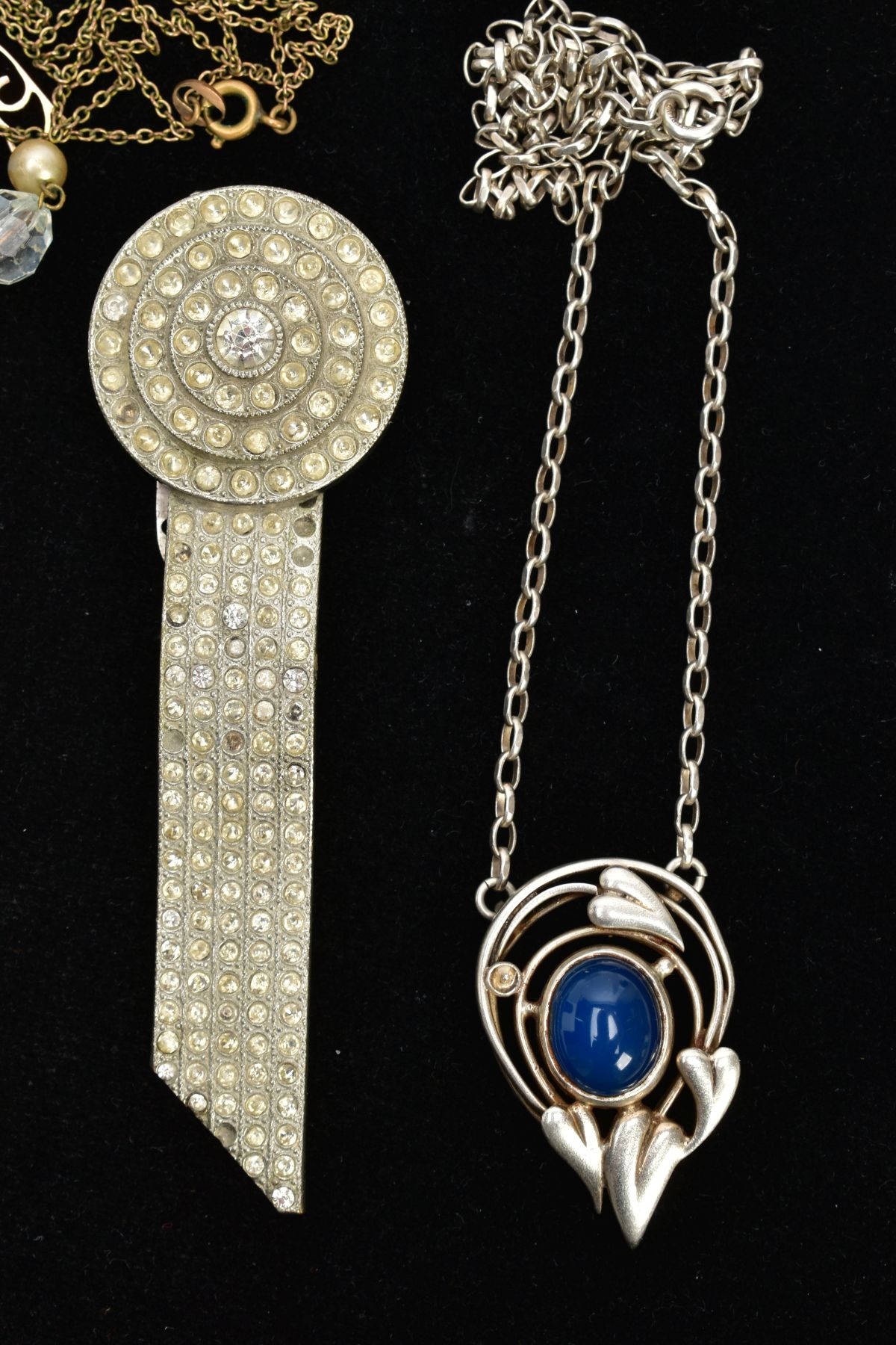 AN 'OLA M GORIE' PENDANT AND CHAIN, a white metal open work heart pendant set with a blue oval - Image 5 of 7