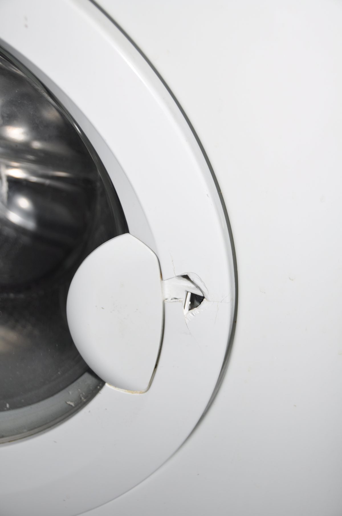 A BENDIX BIW145W WASHING MACHINE (PAT pass and powers up but not tested any further) damage to - Image 2 of 3
