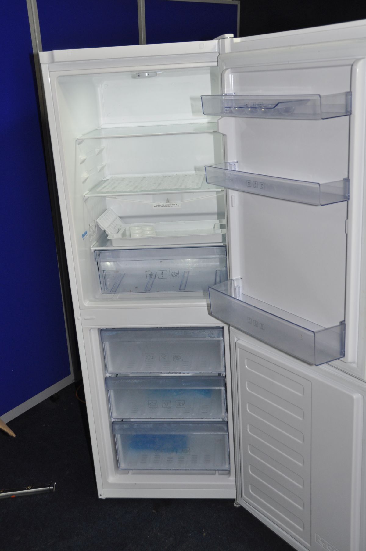 A BEKO CFG1552W FRIDGE FREEZER width 55cm depth 57cm height 153cm (PAT pass and working at 5 and -18 - Image 2 of 2