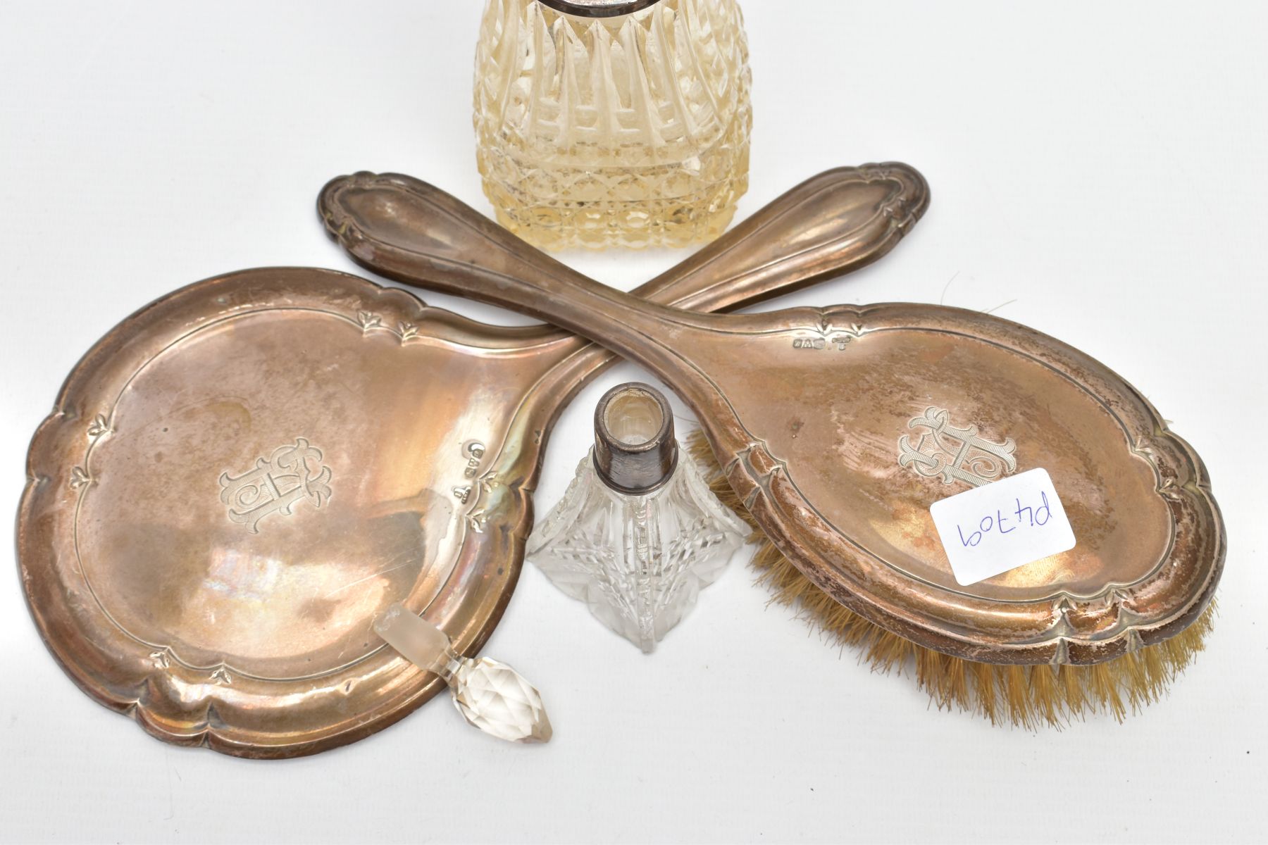 A SILVER VANITY HAIR BRUSH AND MIRROR WITH TWO SILVER MOUNTED SCENT BOTTLES, the hair brush of a - Image 5 of 9