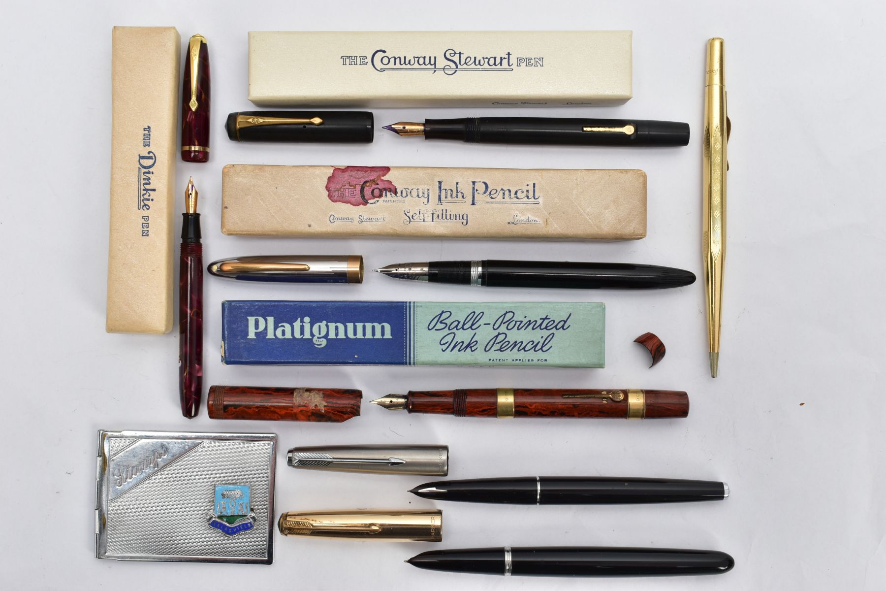 A SELECTION OF WRITING EQUPIMENT, to include a black lacquer and rolled gold lidded 'Parker'