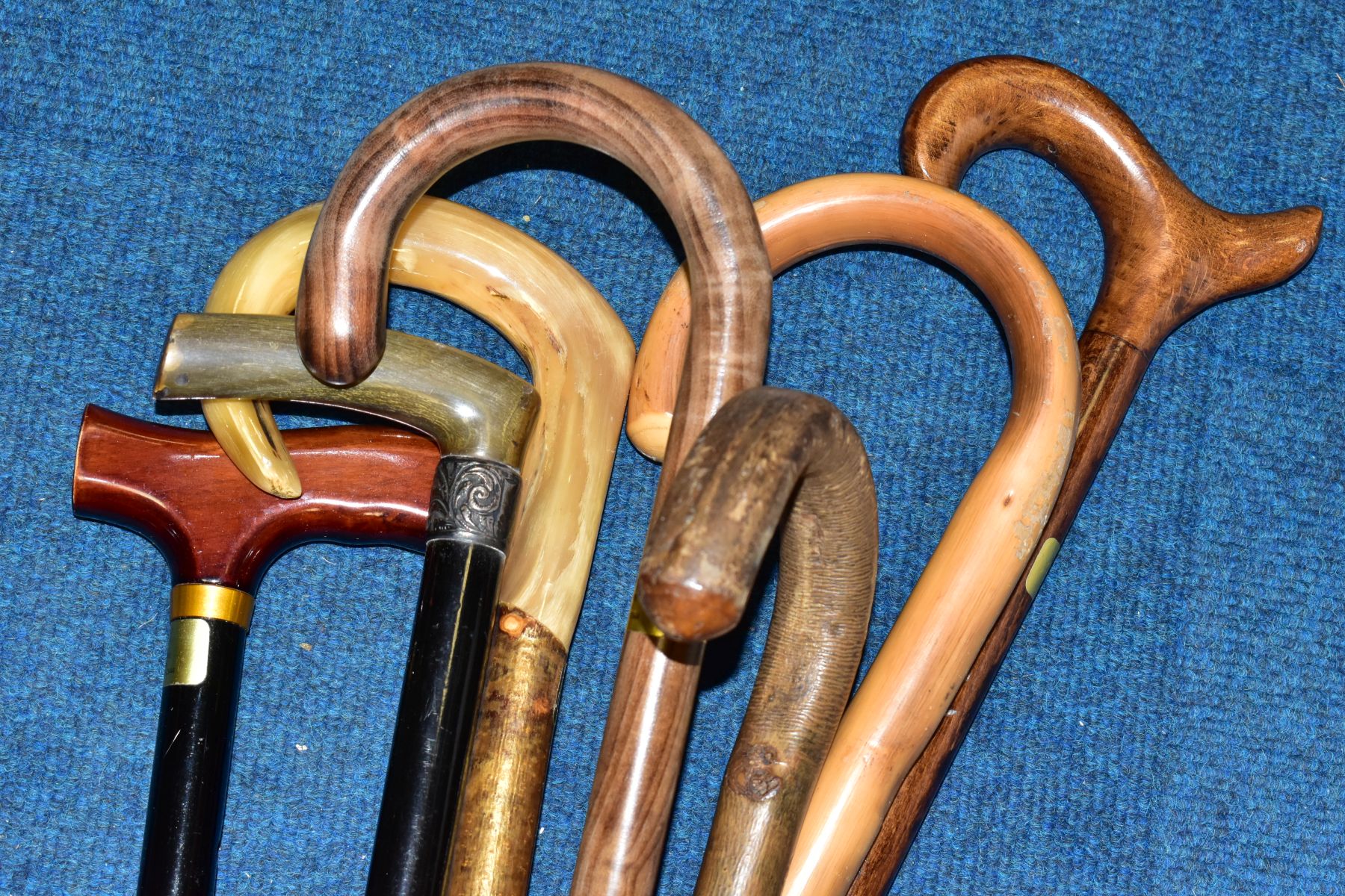 A BUNDLE OF THIRTEEN LATE 20TH / EARLY 21ST CENTURY WALKING STICKS, mostly wooden handled, one - Image 2 of 12