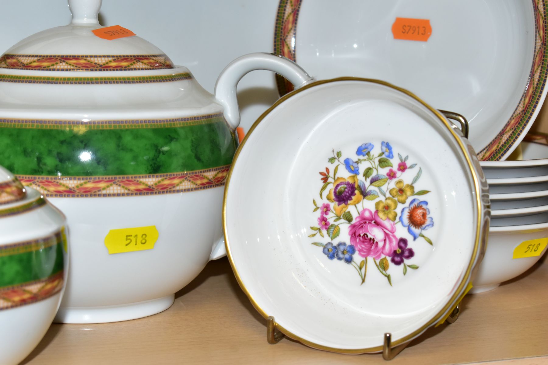 A FORTY THREE PIECE ROYAL WORCESTER MOSAIC DINNER SERVICE AND OTHER ROYAL WORCESTER DINNERWARES, - Image 3 of 6