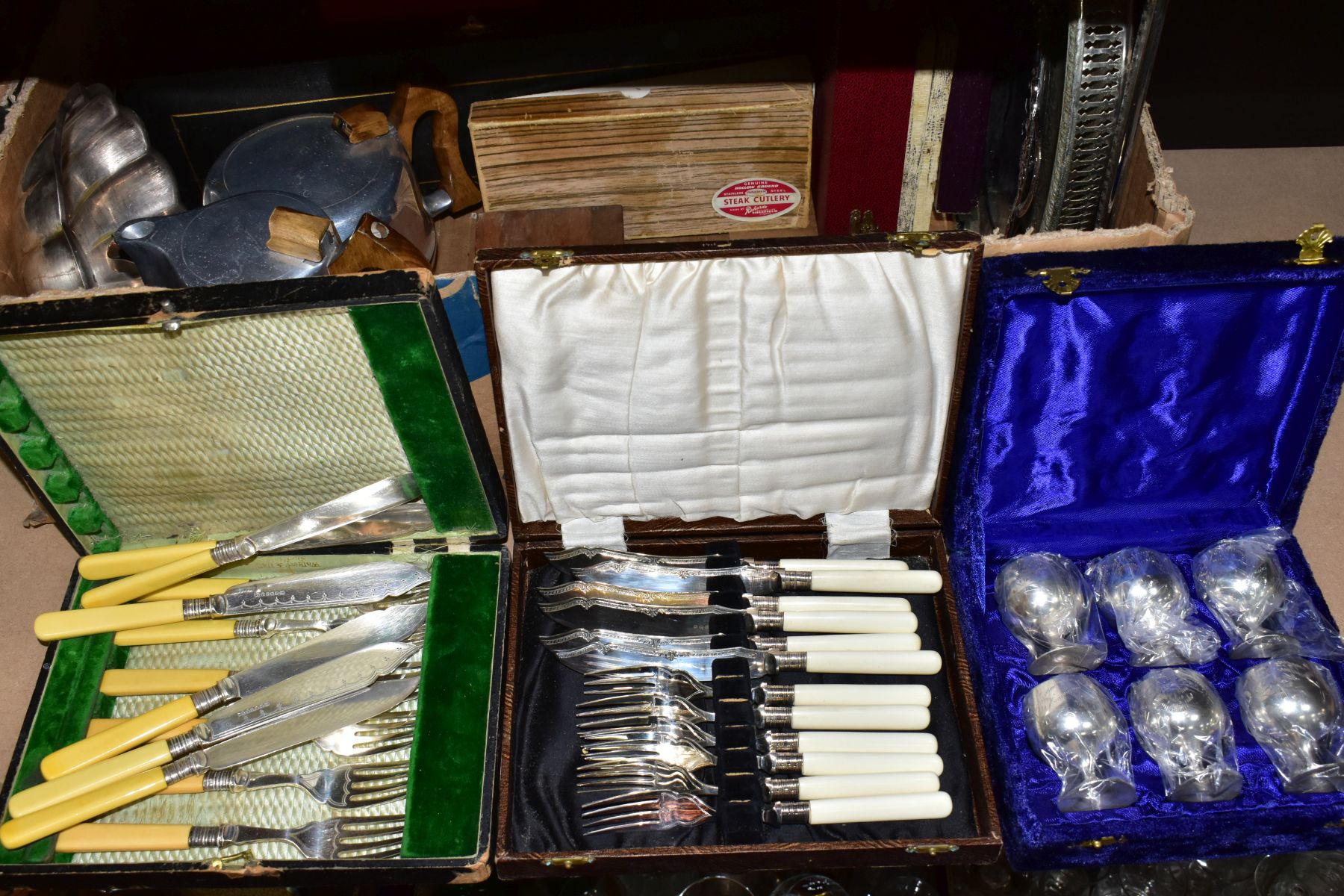 SIX BOXES OF CUTLERY AND OTHER METAL WARES, to include a quantity of loose forks, knives (FOR SALE - Image 9 of 13