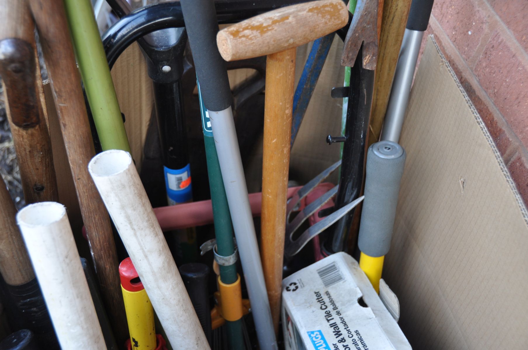 A BOX CONTAINING A QUANTITY OF GARDEN TOOLS including spades , rakes, clippers etc - Image 3 of 3