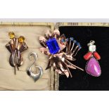 THREE BROOCHES AND A GEM SET PENDANT, to include a large plated floral brooch, set with blue