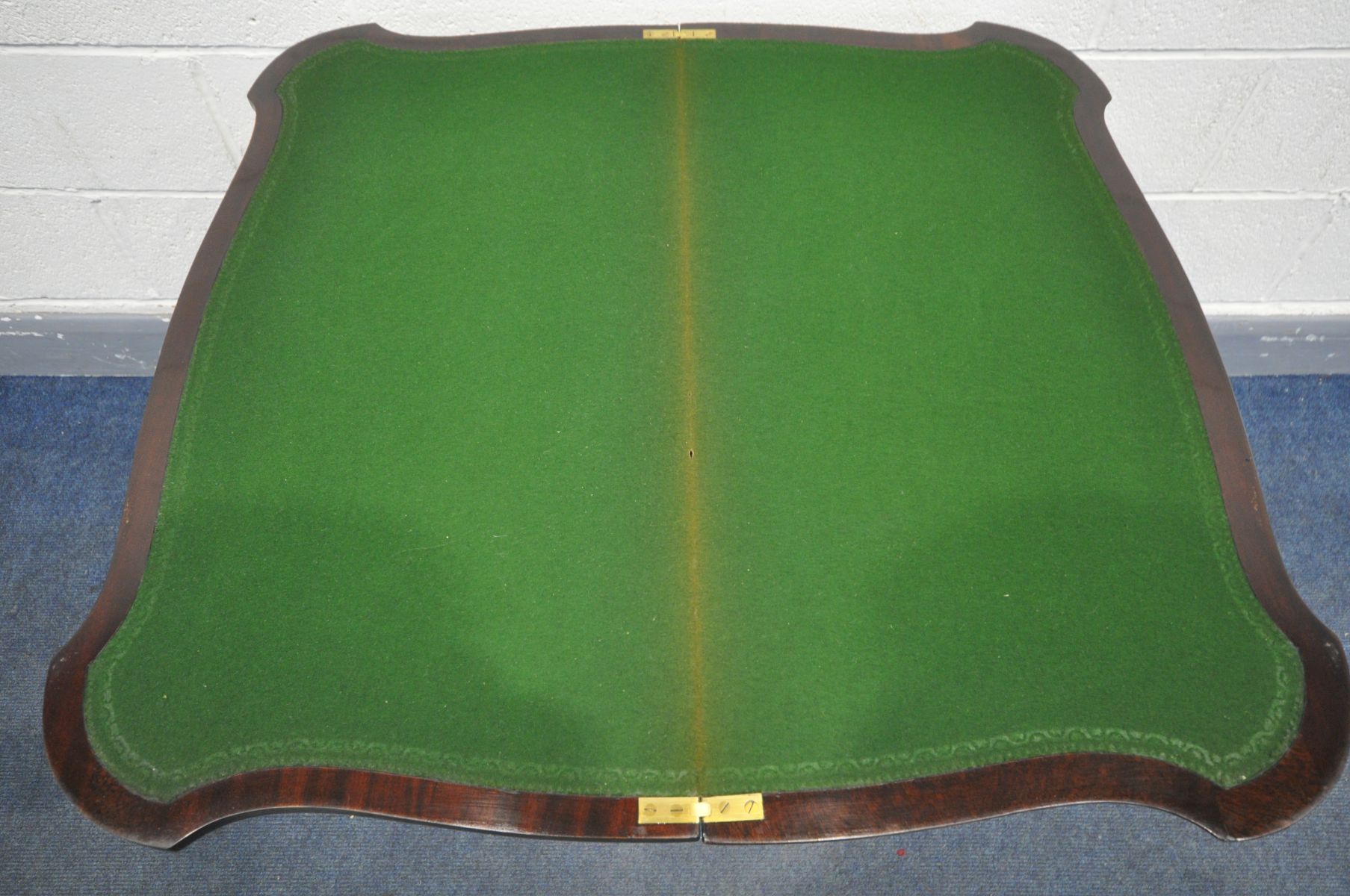 A 20TH CENTURY MAHOGANY CARD TABLE, in the Georgian style, the fold over top enclosing a green baize - Bild 3 aus 4