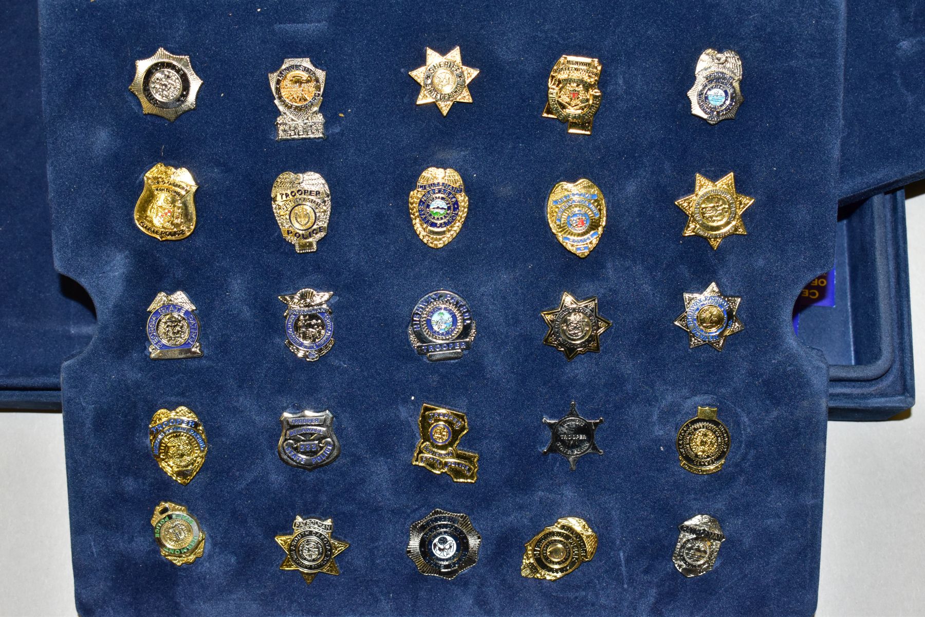 A MAYFAIR CASED THE AUTHENTIC US POLICE BADGE COLLECTION, comprising twenty eight miniature police - Image 3 of 7