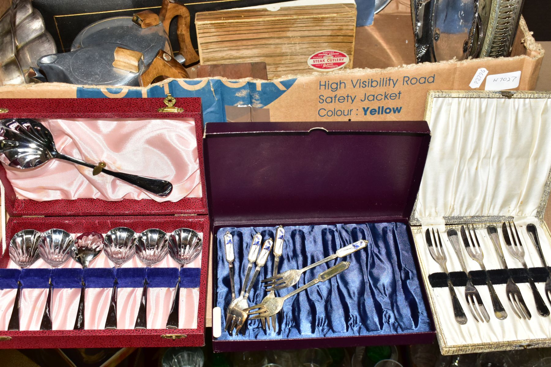 SIX BOXES OF CUTLERY AND OTHER METAL WARES, to include a quantity of loose forks, knives (FOR SALE - Image 10 of 13