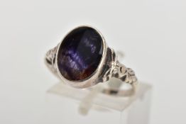 A WHITE METAL BLUE JOHN FLUORUTE RING, of an oval form set with a Blue John fluorite cabochon,