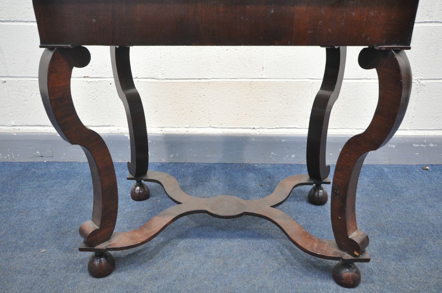 A 19TH CENTURY WALNUT AND MAHOGANY CENTRE TABLE, in the 17th century style, the top decorated with - Bild 5 aus 11