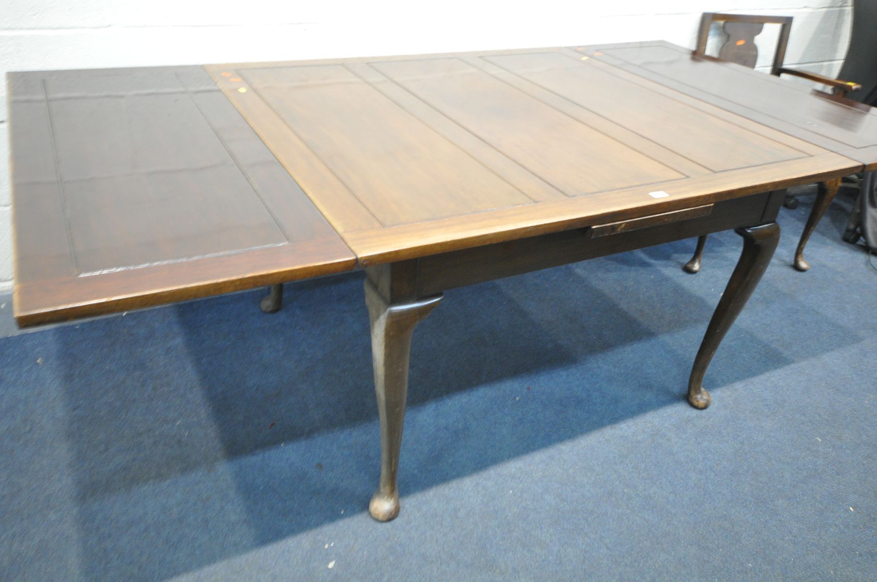 A 20TH CENTURY MAHOGANY DRAW LEAF DINING TABLE, on Queen Anne legs, open length 214cm x closed - Bild 3 aus 5