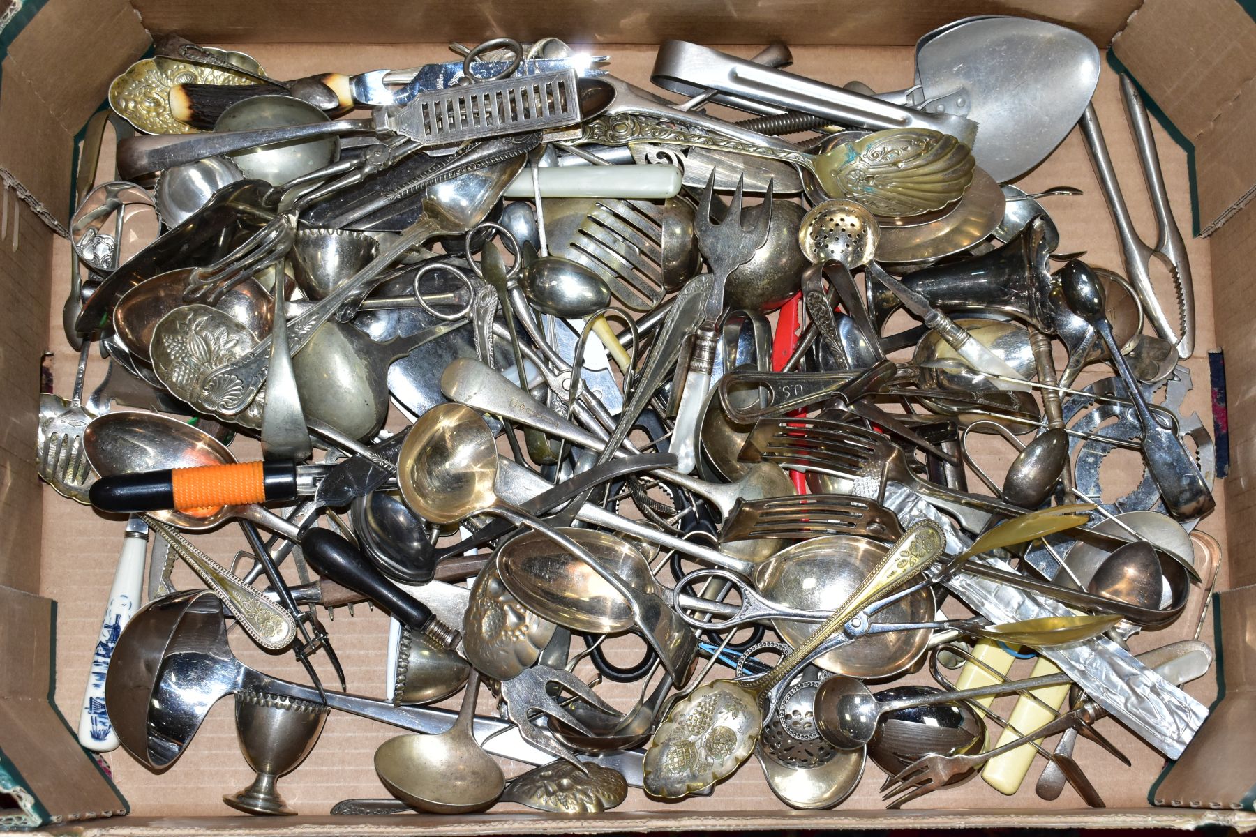 SIX BOXES OF CUTLERY AND OTHER METAL WARES, to include a quantity of loose forks, knives (FOR SALE - Image 2 of 13