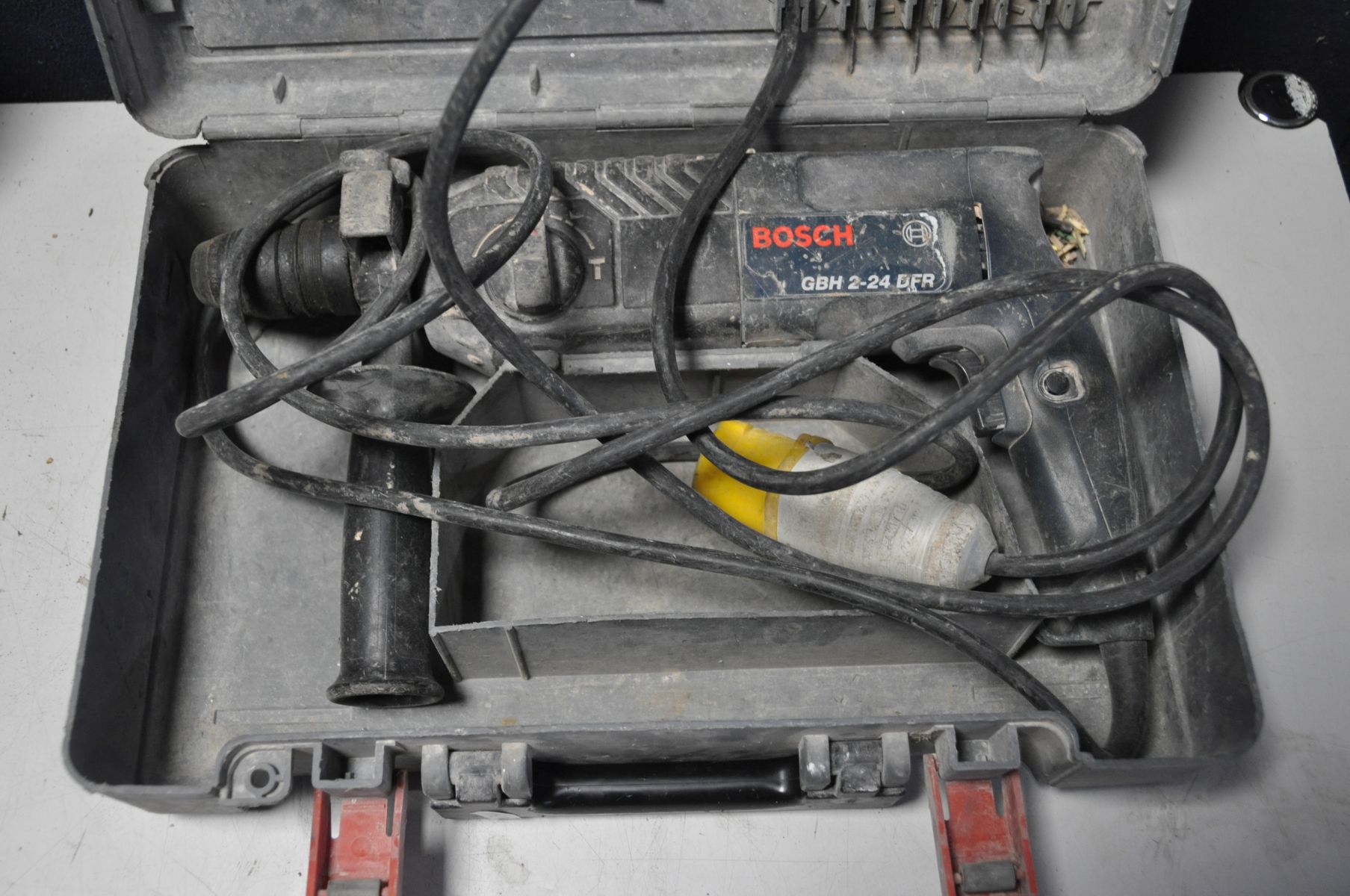 A COLLECTION OF POWER TOOLS to include a Bosch GBH2-24DFR (untested due to plug type), a Black and - Image 4 of 4