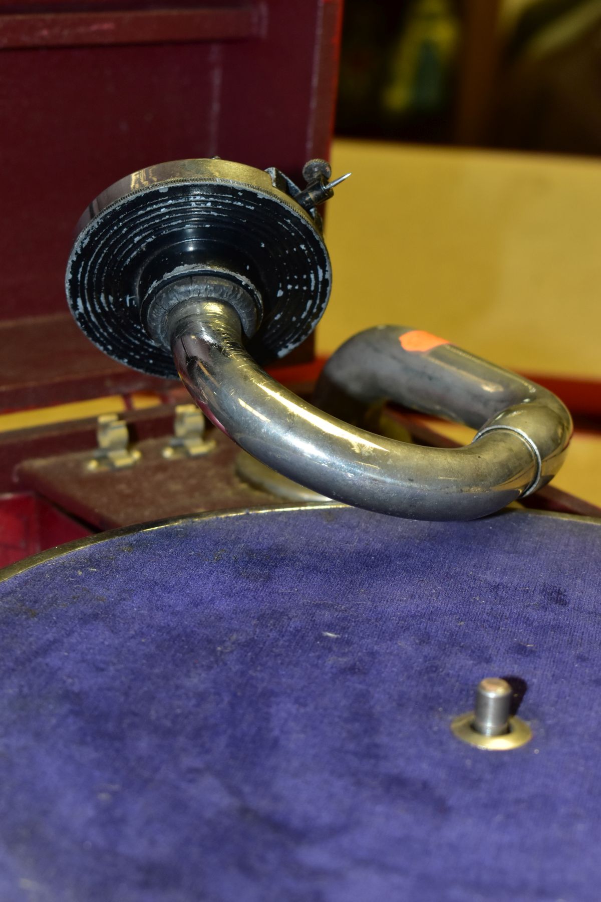 A RED CASED SAVANA ELECTRIC PORTABLE GRAMOPHONE, with winding handle but mechanism not working, - Image 5 of 6